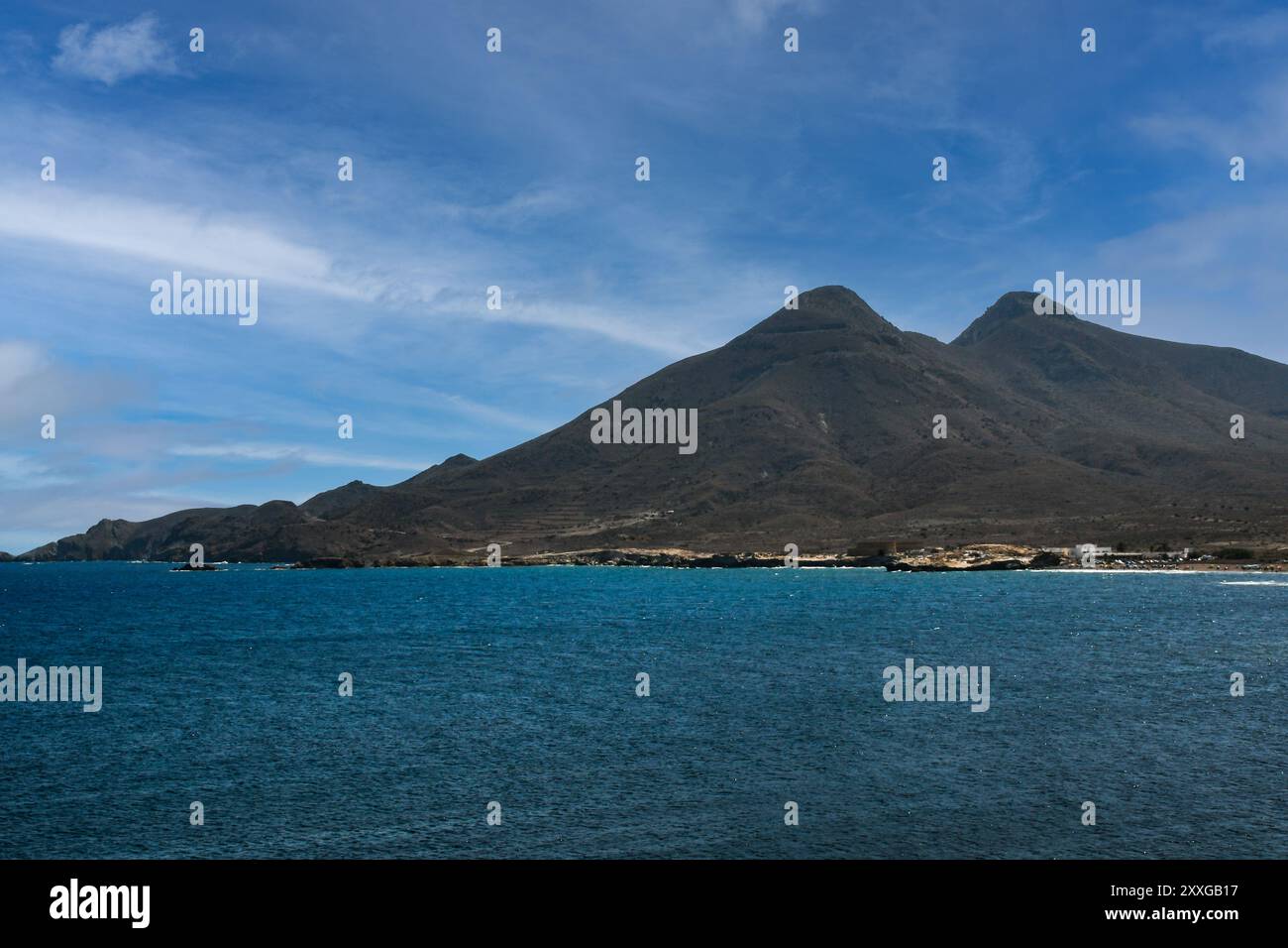 Küste von Cabo de Gata in der Gegend von Isleta del Moro, einer Fischerstadt in der Nähe von Los Escullos Stockfoto