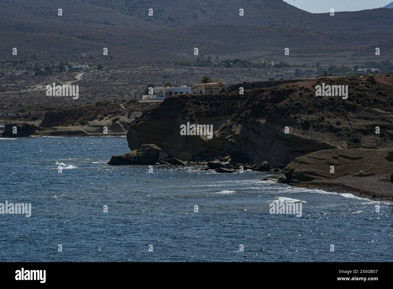 Küste von Cabo de Gata in der Gegend von Isleta del Moro, einer Fischerstadt in der Nähe von Los Escullos Stockfoto