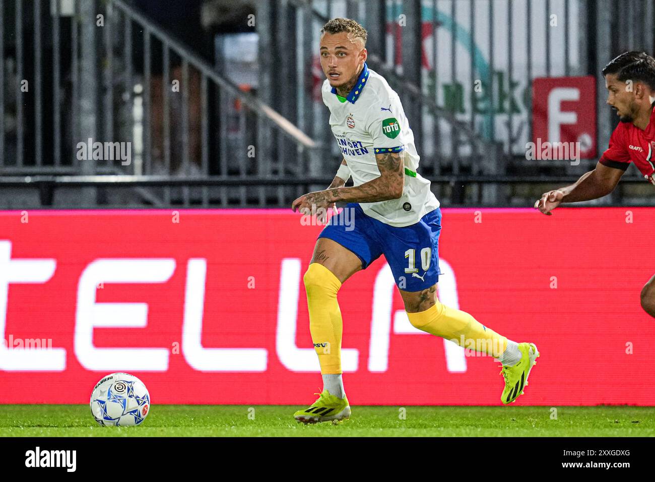 Almere, Niederlande. August 2024. ALMERE, NIEDERLANDE - 24. AUGUST: Noa lang von PSV Dribbles während des niederländischen Eredivisie-Spiels zwischen Almere City FC und PSV im Yanmar Stadion am 24. August 2024 in Almere, Niederlande. (Foto von Patrick Goosen/Orange Pictures) Credit: Orange Pics BV/Alamy Live News Stockfoto