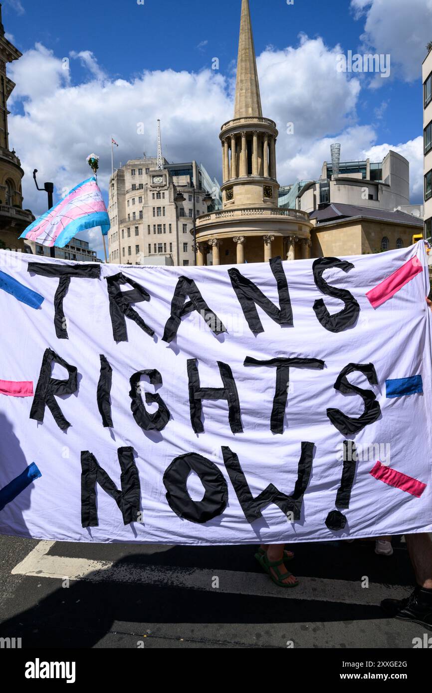 Zu Beginn des Londoner Trans+ Pride marsches treten marschierer für mehr Transgender-Rechte ein. Der marsch begann am Langham Place and End Stockfoto