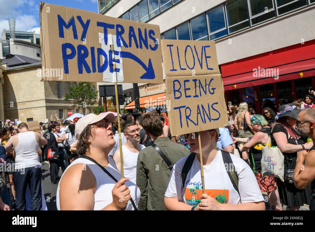 Zu Beginn des Londoner Trans+ Pride marsches treten marschierer für mehr Transgender-Rechte ein. Der marsch begann am Langham Place and End Stockfoto