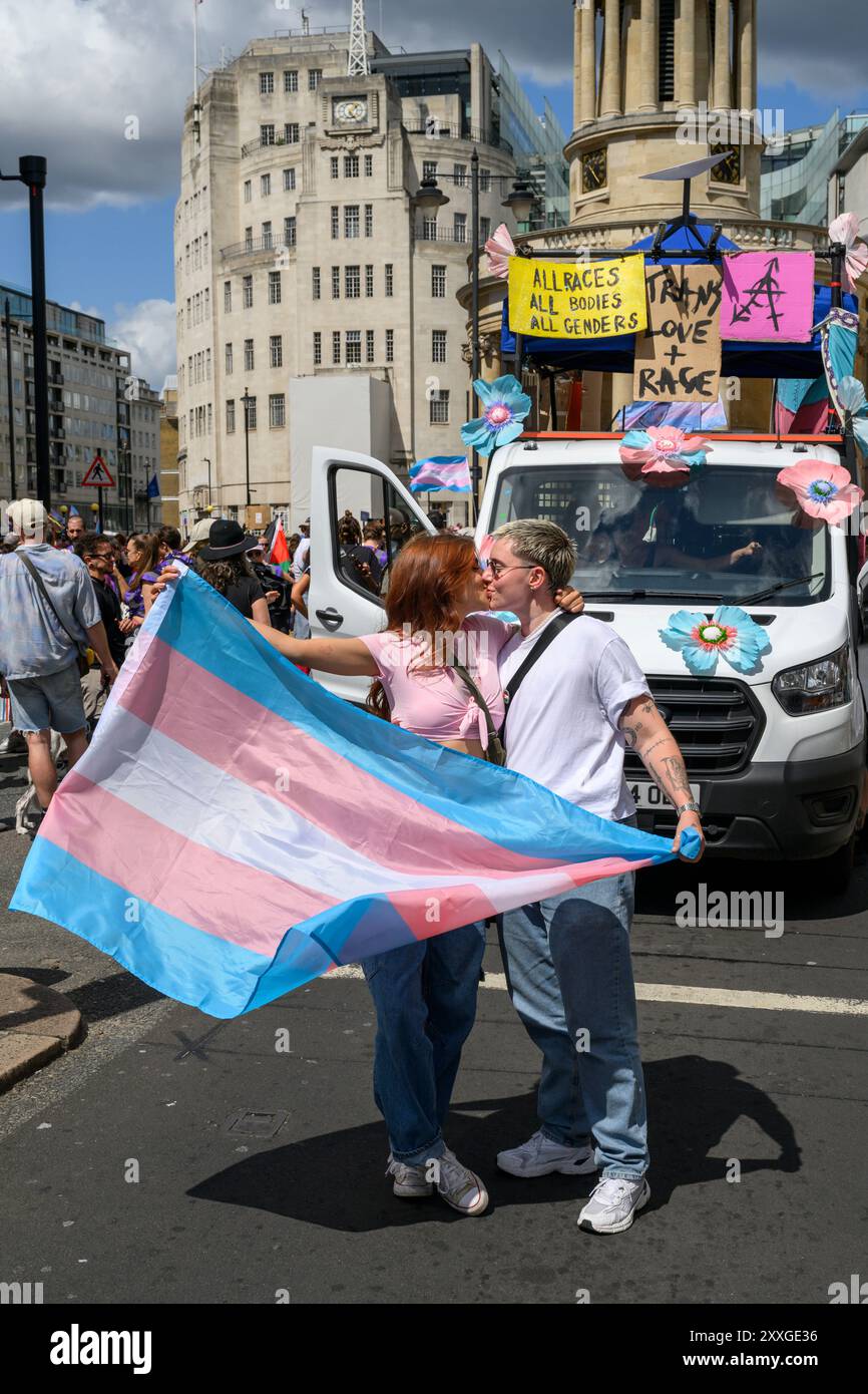 Zu Beginn des Londoner Trans+ Pride marsches treten marschierer für mehr Transgender-Rechte ein. Der marsch begann am Langham Place and End Stockfoto