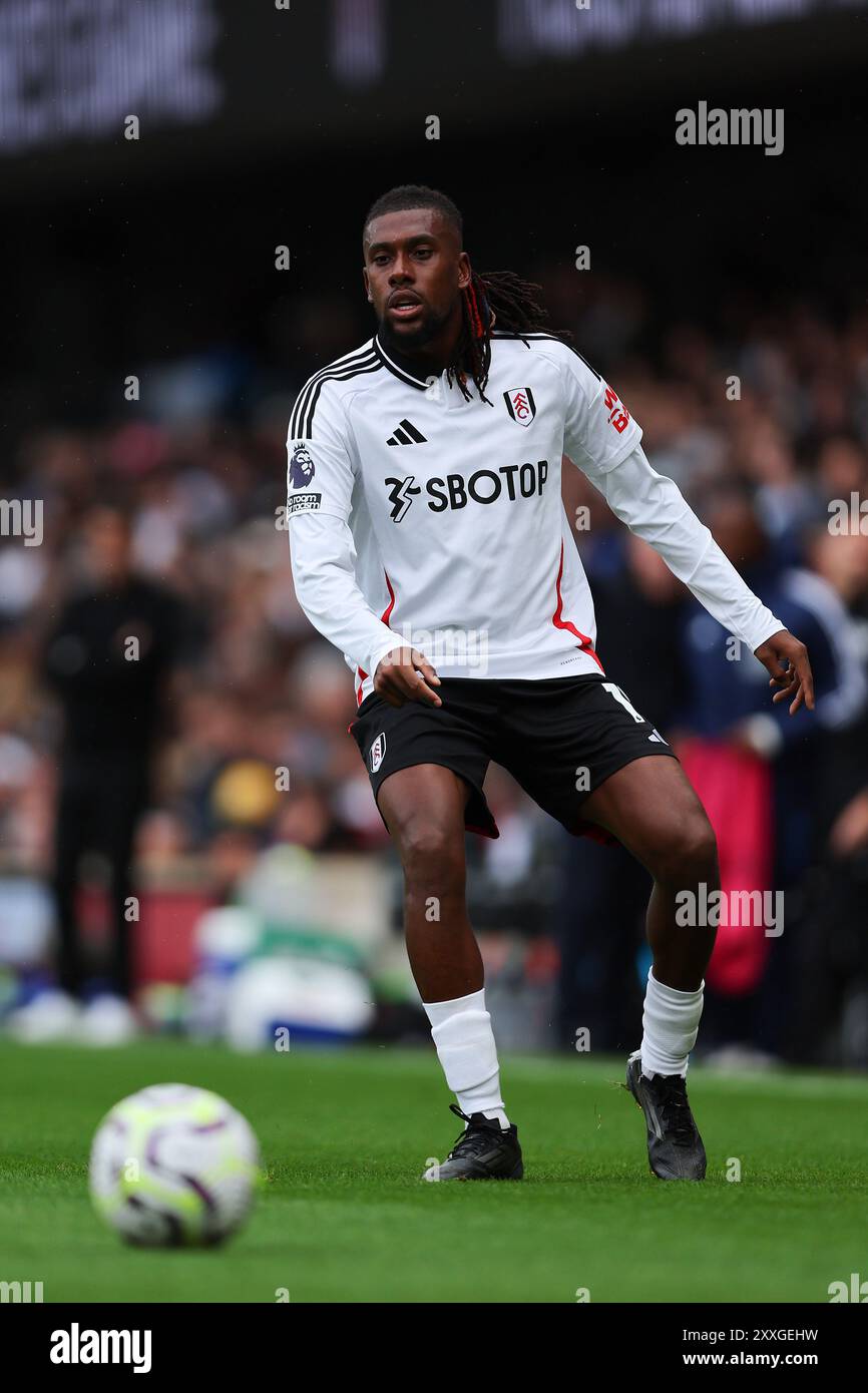 Craven Cottage, Fulham, London, Großbritannien. August 2024. Premier League Football, Fulham gegen Leicester City; Alex Iwobi aus Fulham am Ball Credit: Action Plus Sports/Alamy Live News Stockfoto