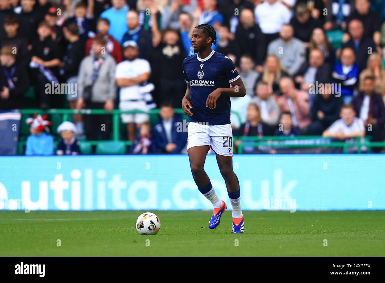 Easter Road, Edinburgh, Großbritannien. August 2024. Scottish Premiership Football, Hibernian gegen Dundee; Billy Koumetio von Dundee on the Ball Credit: Action Plus Sports/Alamy Live News Stockfoto