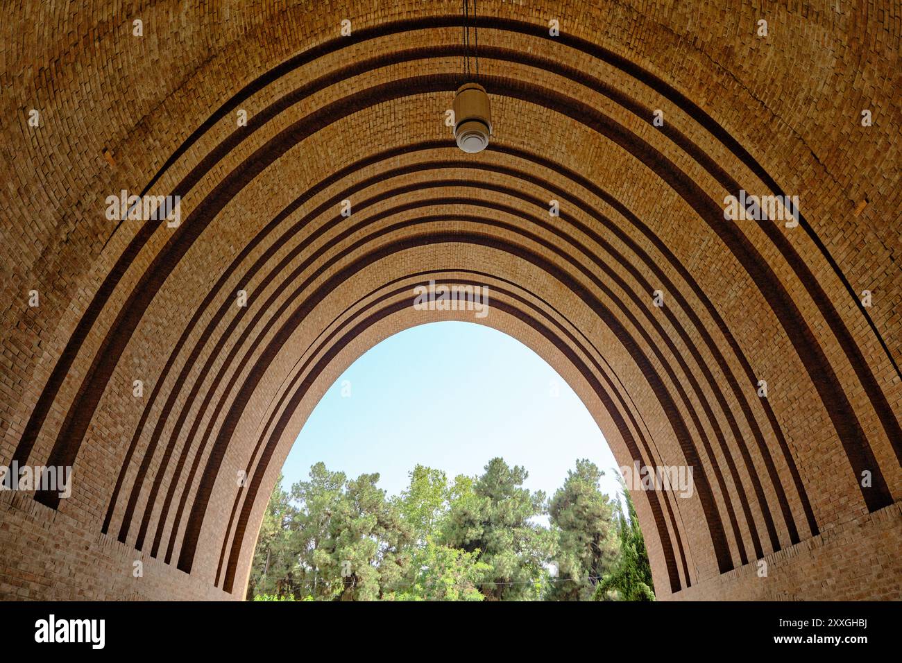 Das Tor und der riesige Bogen des iranischen Nationalmuseums Stockfoto