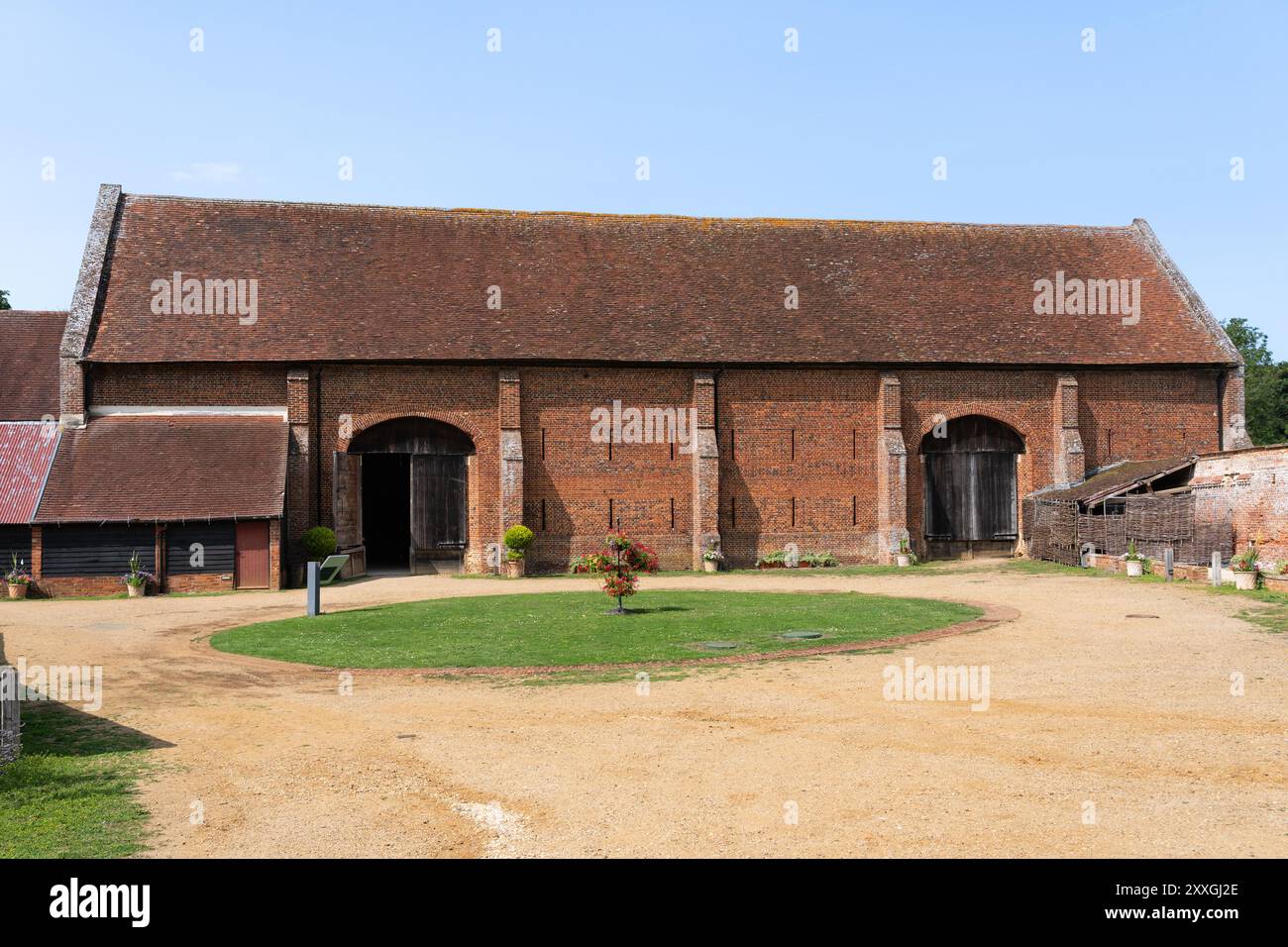 Tudor Great Barn, der einzige Teil des Basing House, der nach dem englischen Bürgerkrieg noch übrig blieb. Mit äußeren Streben und einem Queen-Pfosten-Dach. UK Stockfoto