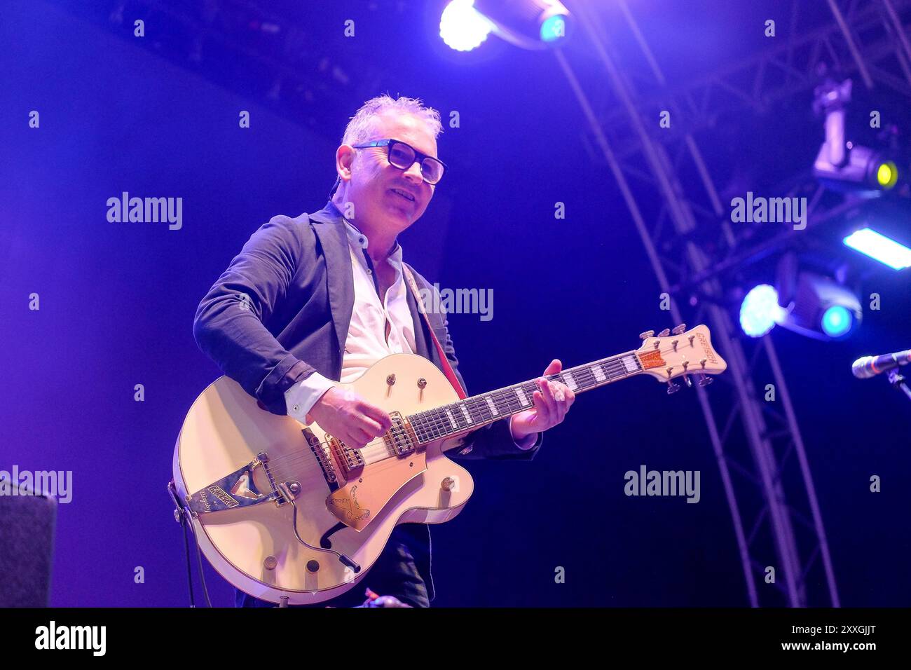 Belfast N.Ireland, 24. August 2024. Die Saw Doctors spielen auf dem Custom House Square im Stadtzentrum von Belfast. Foto: Liam McArdle/Alamy Live News Stockfoto