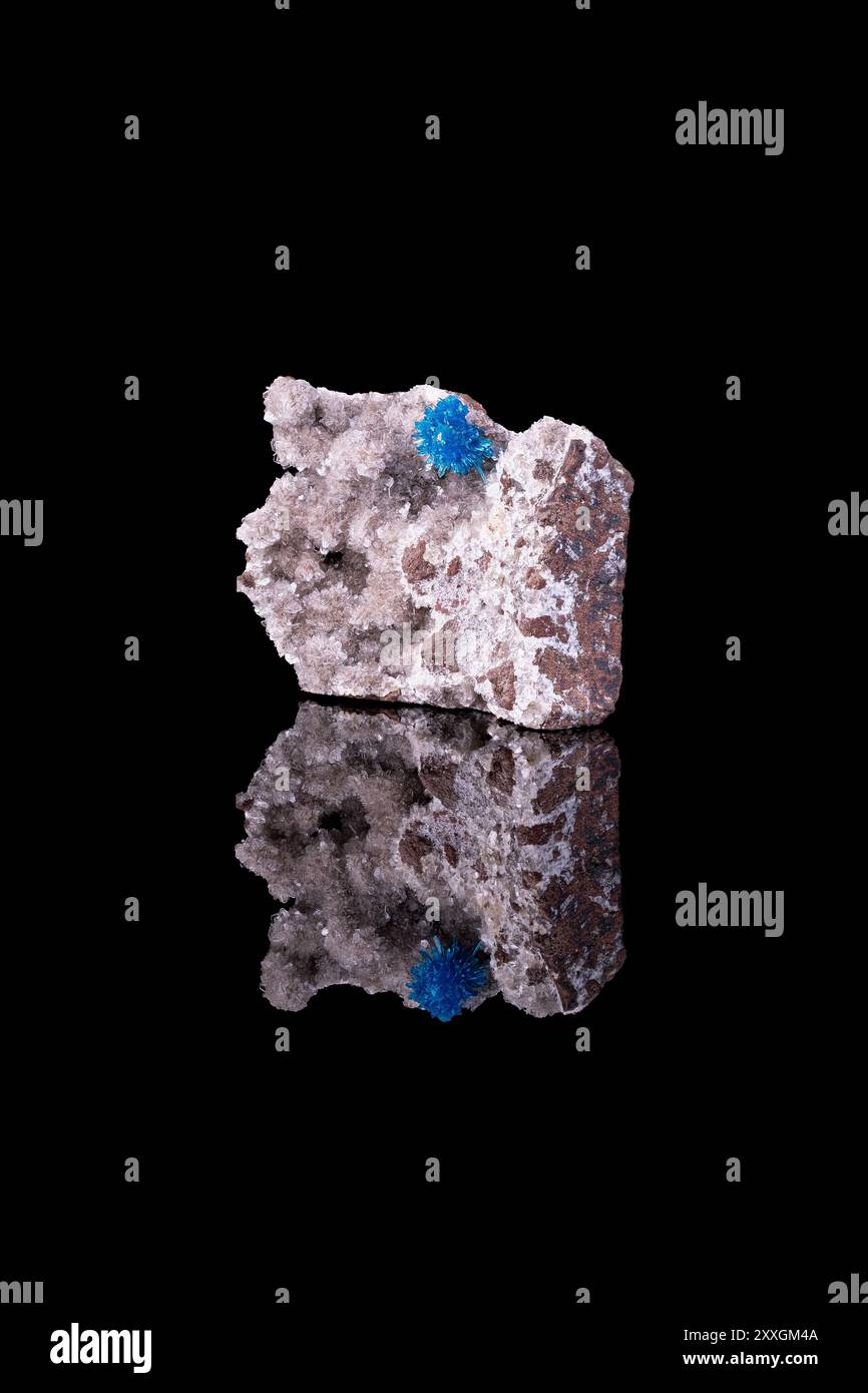 Blauer Pentagonit und Cavansit gemischt auf weißem Stilbist. Exemplar aus Wagholi Steinbruch, Pune, Maharashtra, Indien. Fotografie isoliert auf schwarzem Hintergrund Stockfoto