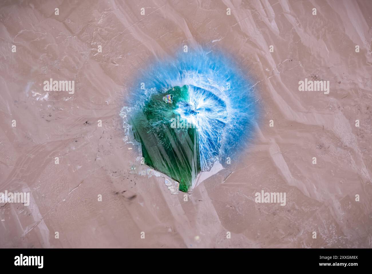 Außergewöhnliche grüne Dioptase mit blauem Shattuckit in Quarz. Exemplar aus Namibia. Mikrofotografie extreme Nahaufnahme. Mikroskop-Mineralschrei Stockfoto