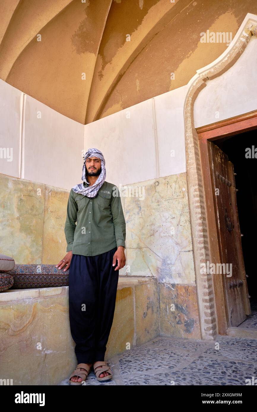 Yazd, Iran, 06.28.2023: Ein iranischer Mann, der iranischen Teppich mit traditionellem Tuch trägt Stockfoto