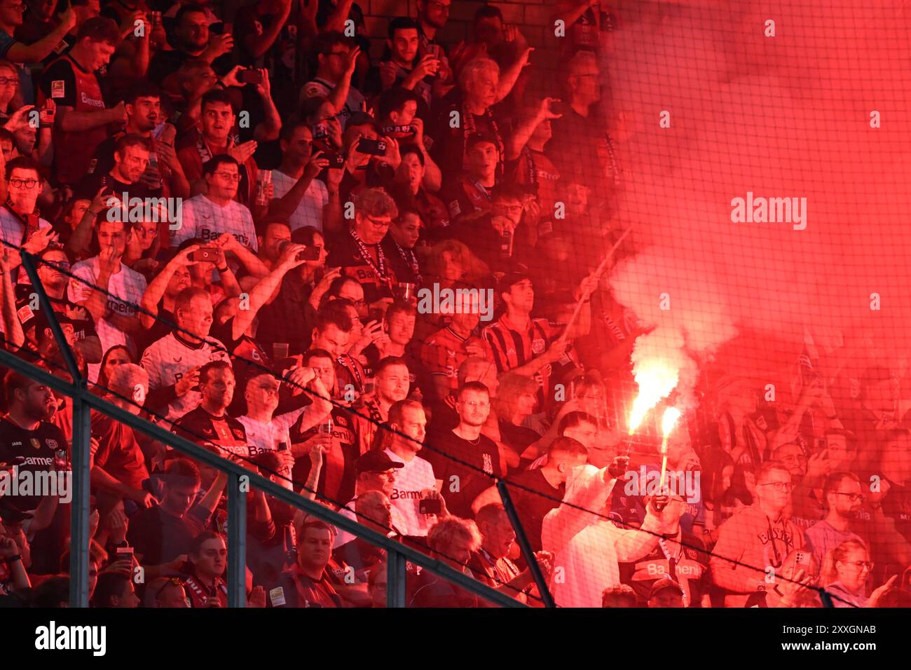 MONCHENGLADBACH - Fans von Bayer 04 Leverkusen beim Bundesliga-Spiel zwischen Borussia Monchengladbach und Bayer 04 Leverkusen im Stadion Borussia Park am 23. August 2024 in Monchengladbach. ANP | Hollandse Hoogte | GERRIT VAN KEULEN Stockfoto