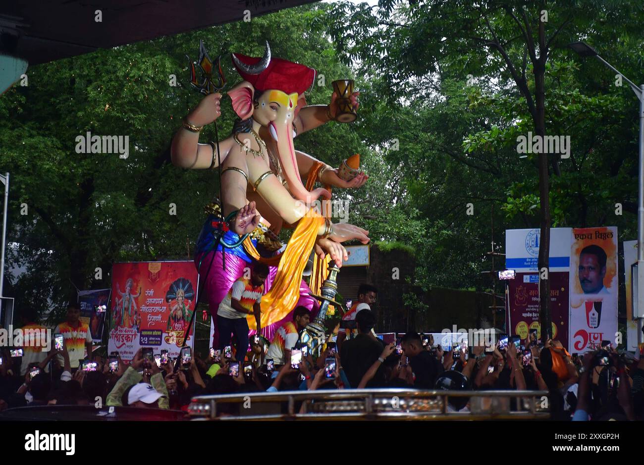 Mumb Ai, Indien. August 2024. MUMBAI, INDIEN – 24. AUGUST: Devotees tragen ein Idol des Lords Ganesha durch die Straße vor dem Ganesh Chaturthi Festival am 24. August 2024 in Mumbai, Indien. (Foto: Bhushan Koyande/Hindustan Times/SIPA USA) Credit: SIPA USA/Alamy Live News Stockfoto