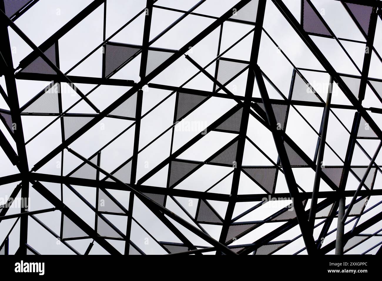 Eine moderne Glasdecke mit unregelmäßigen geometrischen Mustern Stockfoto