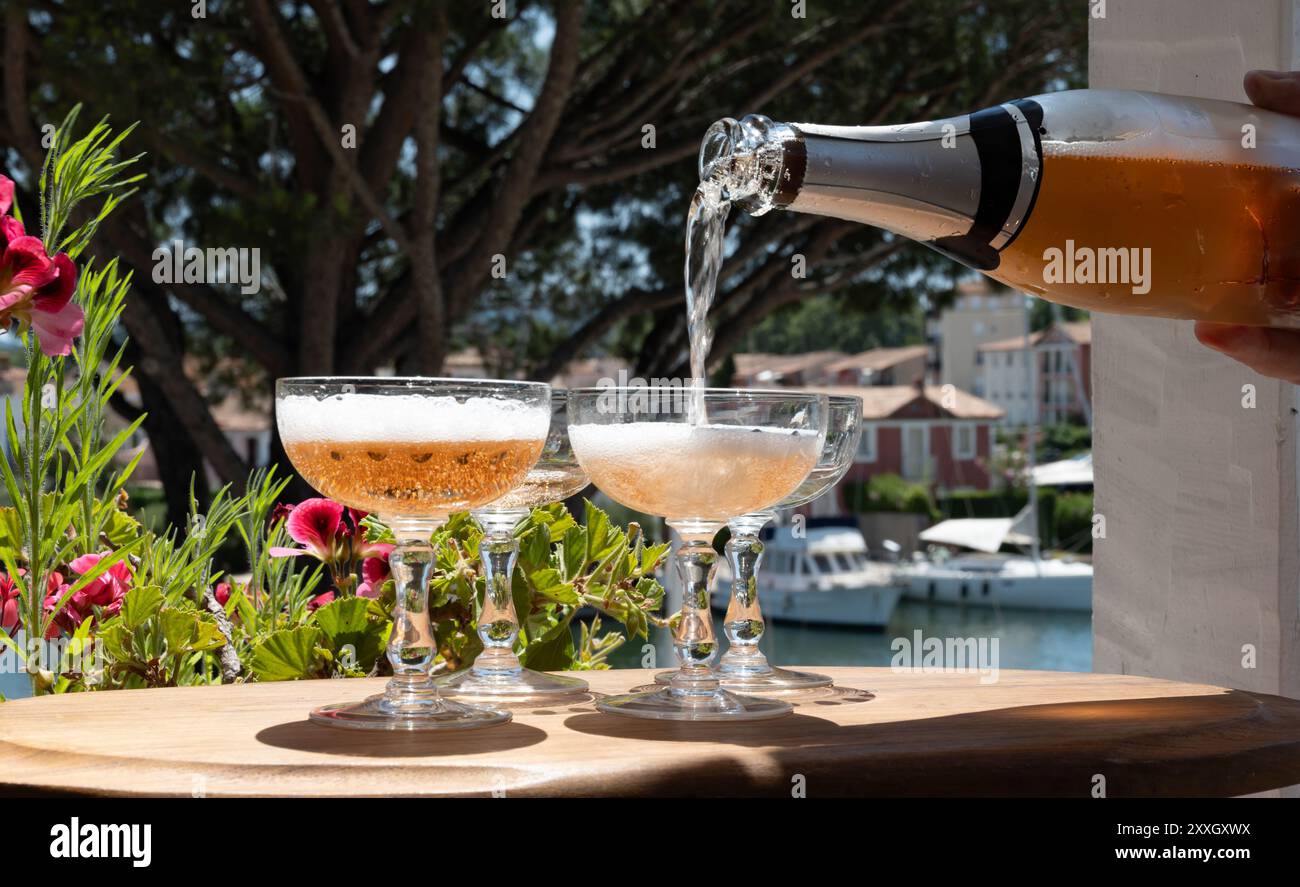 Französischer Brut Rose Champagner Sekt in Coupé Gläsern im Yachthafen von Port Grimaud in der Nähe von Saint-Tropez, French Riviera Urlaub, Var, Frankreich ist Stockfoto