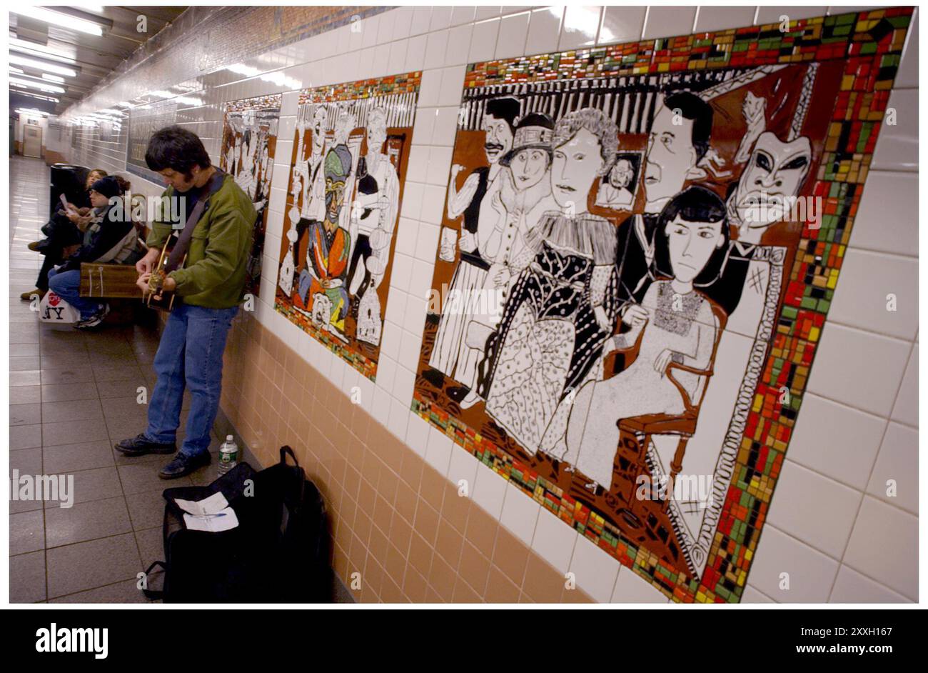 Das U-Bahn-System in New York mit Kunstinstallationen. Das künstlerische Wandgemälde in der Christopher Sheridan Station erzählt von den Unruhen und dem Kampf für die Rechte der Schwulen, die dort stattfanden. Stockfoto