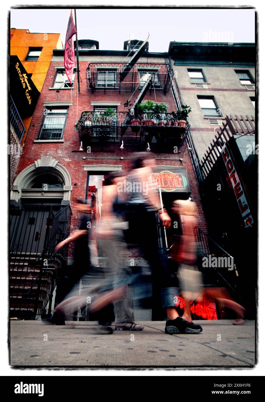 Fußgänger am St. Marks Place, East Village. Stockfoto