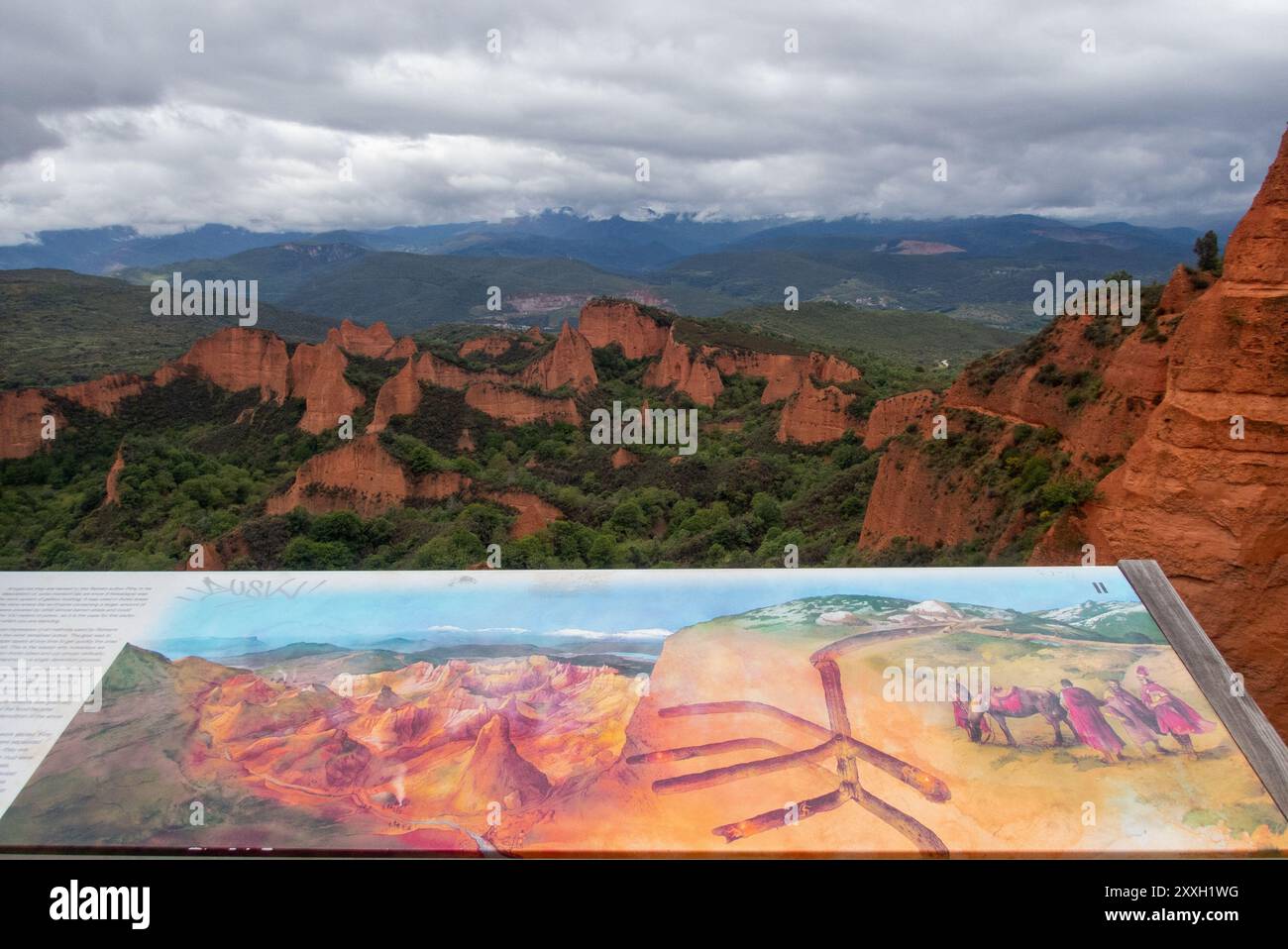 Las Medúlas vom Aussichtspunkt Mirador de Orellán aus gesehen. Die bizarre Landschaft von Las Medúlas wurde von römischen Ingenieuren geschaffen, die Wasserkraft nutzten, um ganze Hügel zu sprengen, um Gold in enormen Mengen zu gewinnen. Die Minen von Las Medúlas waren angeblich die reichsten Minen des Römischen Reiches. Die Landschaft ist heute als UNESCO-Weltkulturerbe gelistet. Stockfoto