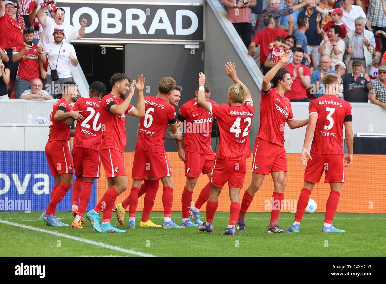 Freiburg, Deutschland. August 2024. Die Freiburger Spieler bejubeln den Treffer zum 3:1 durch Lukas Kübler (SC Freiburg) beim Spiel der 1. FBL: 24-25:1. Sptg. SC Freiburg - VfB Stuttgart DFL-VORSCHRIFTEN VERBIETEN JEDE VERWENDUNG VON FOTOGRAFIEN ALS BILDSEQUENZEN UND/ODER QUASI-VIDEONann Credit: dpa/Alamy Live News Stockfoto