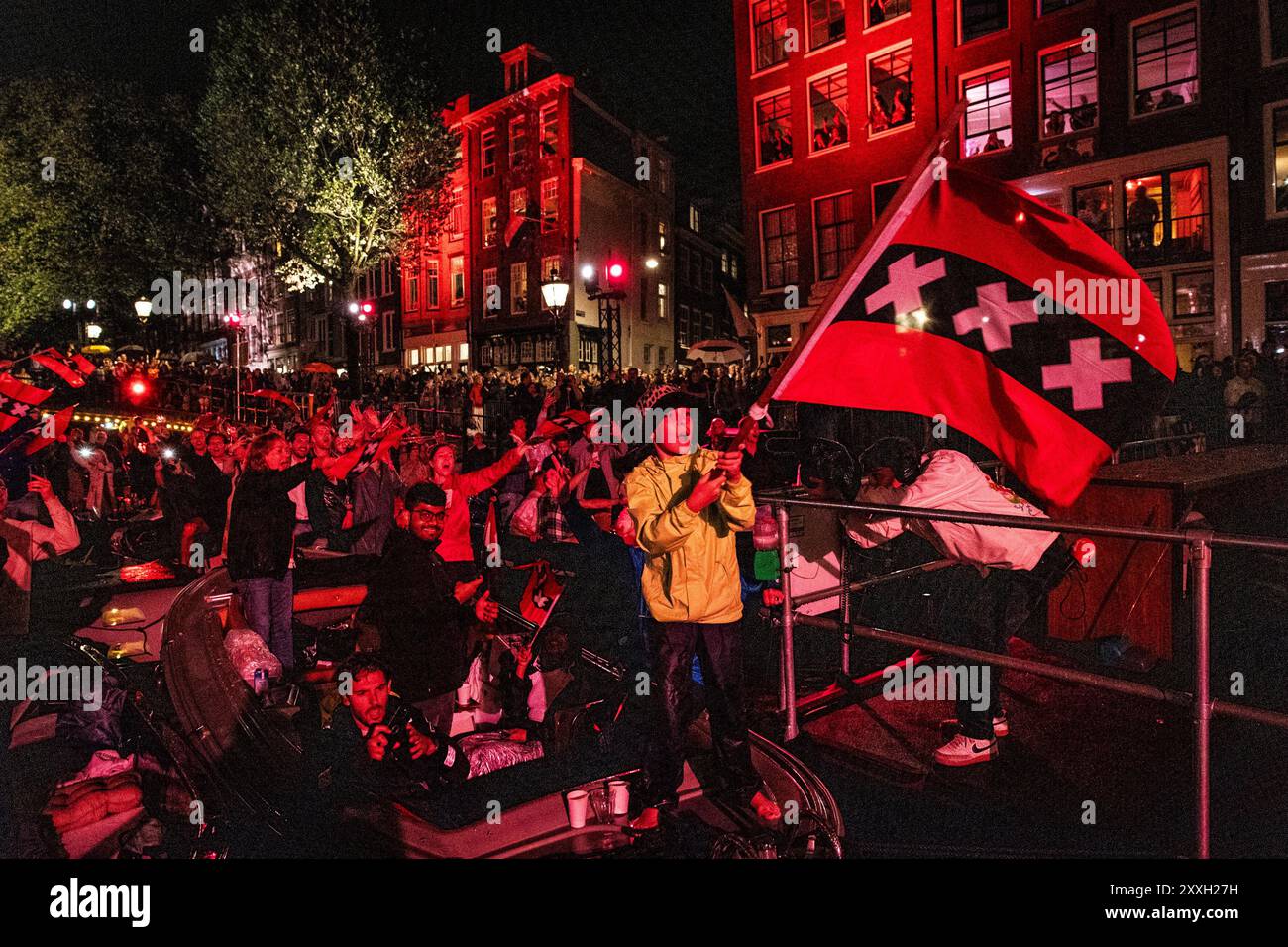 AMSTERDAM - das letzte Lied aan de Amsterdamse Grachten wird während der 42. Ausgabe des jährlichen Prinsengracht-Konzerts gesungen. Das klassische Open-Air-Konzert findet seit 1981 auf einer schwimmenden Bühne im Kanal vor dem Hotel Pulitzer statt. ANP DINGENA MOL niederlande Out - belgien Out Stockfoto