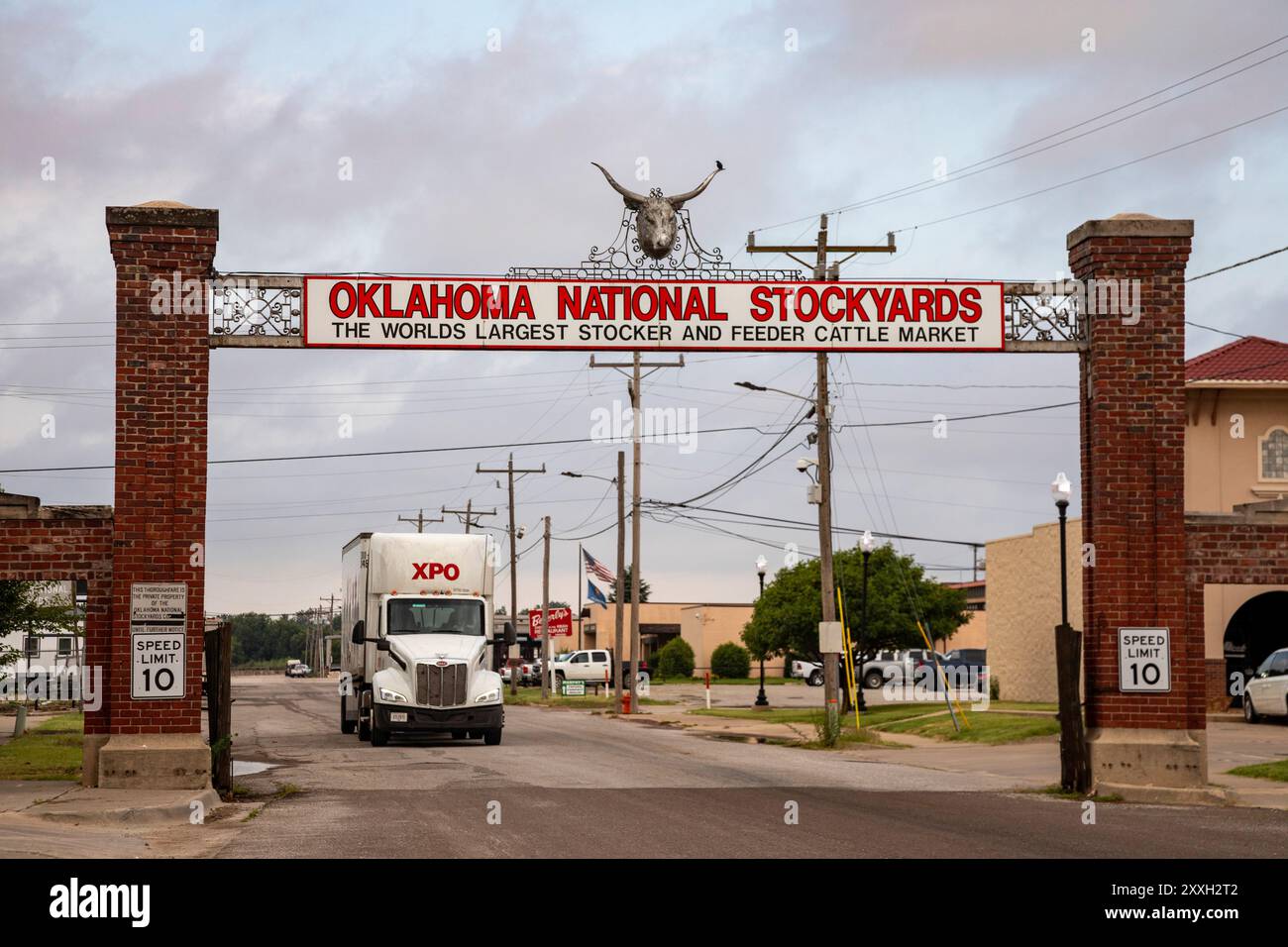 Oklahoma City, Oklahoma - der Eingang zu den Oklahoma National Stockyards. Seit seiner Gründung im Jahr 1910 wurden mehr als 100 Millionen Rinder verkauft Stockfoto