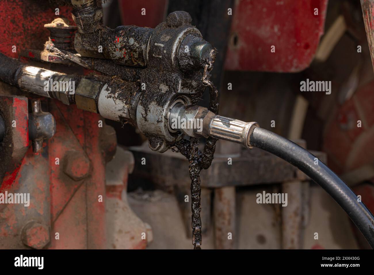 Hydraulische Zusatzsteuergerätekupplung und Schlauch bei alten Traktoren. Wartung, Wartung und Reparatur des Hydrauliksystems für landwirtschaftliche Geräte. Stockfoto