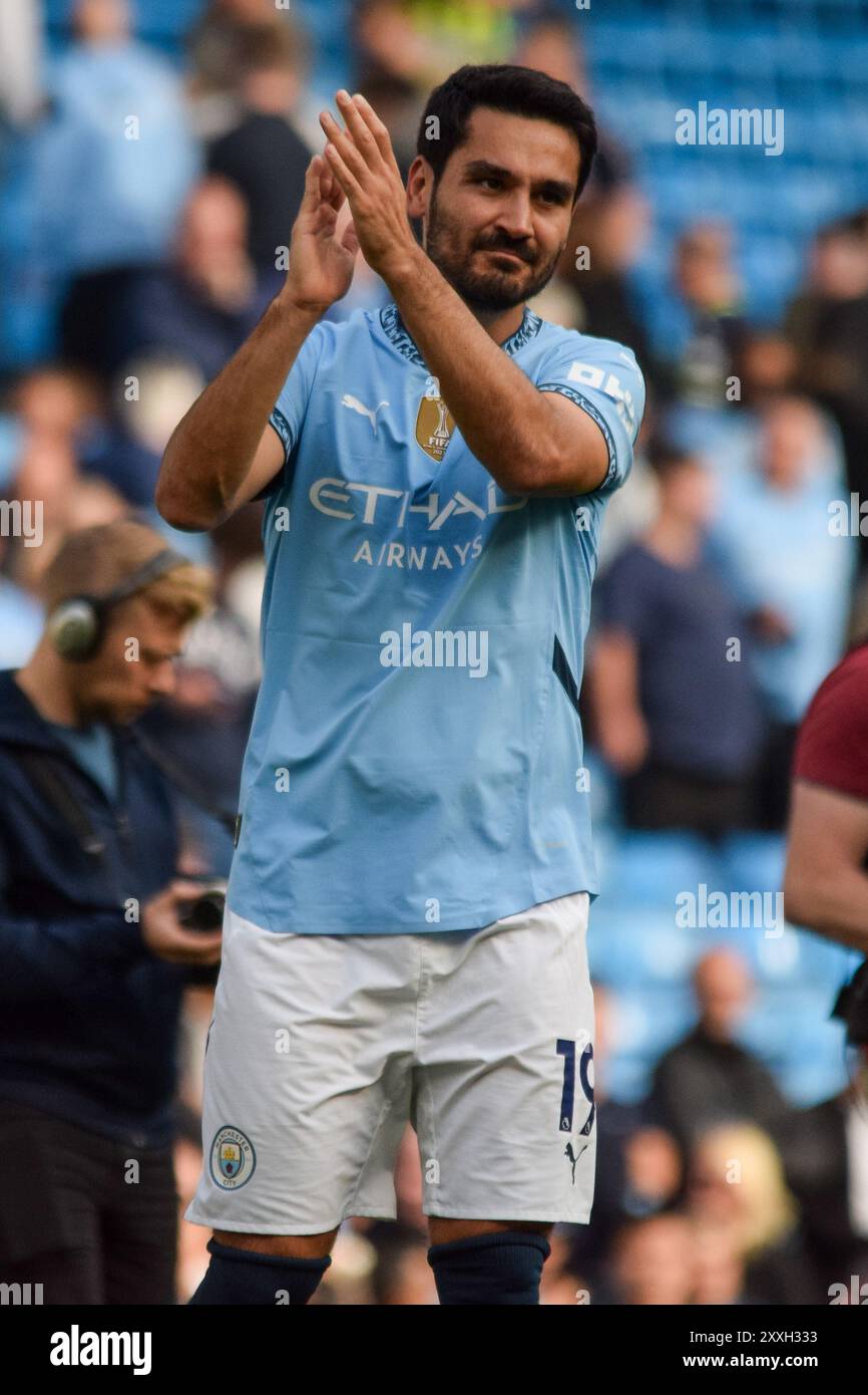Manchester, Großbritannien. August 2024. Manchester City Mittelfeldspieler Ilkay Gundogan (19) zeigt seine Anerkennung für seine Fans nach dem Spiel Manchester City FC gegen Ipswich Town FC English Premier League im Etihad Stadium, Manchester, England, Großbritannien am 24. August 2024 Credit: Every Second Media/Alamy Live News Stockfoto