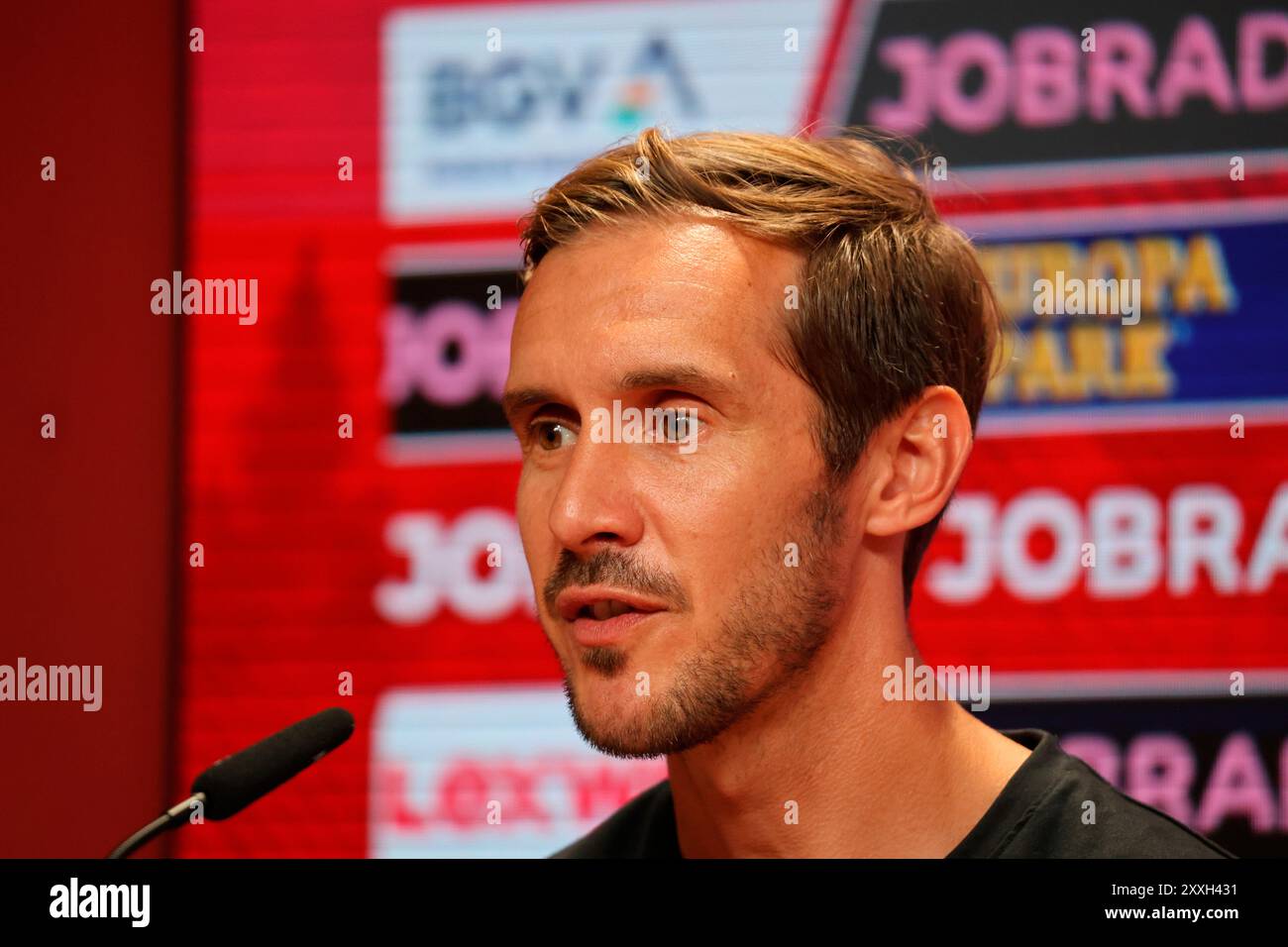 Freiburg, Deutschland. August 2024. Cheftrainer/Coach Julian Schuster (SC Freiburg) beim Spiel der 1. FBL: 24-25:1. Sptg. SC Freiburg - VfB Stuttgart DFL-VORSCHRIFTEN VERBIETEN JEDE VERWENDUNG VON FOTOGRAFIEN ALS BILDSEQUENZEN UND/ODER QUASI-VIDEONann Credit: dpa/Alamy Live News Stockfoto