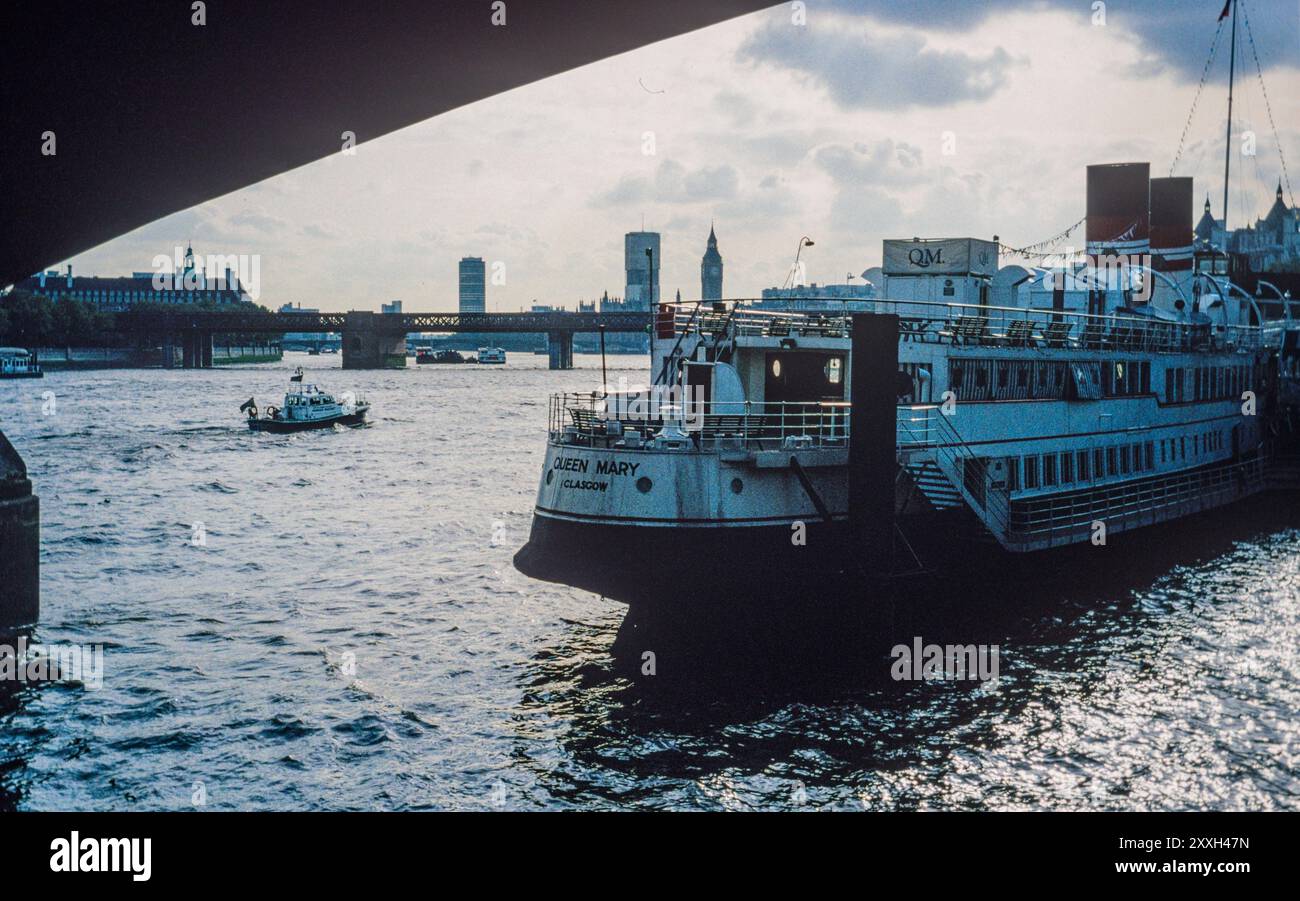 Eine Fähre führt unter der Waterloo Bridge, 1992 Stockfoto