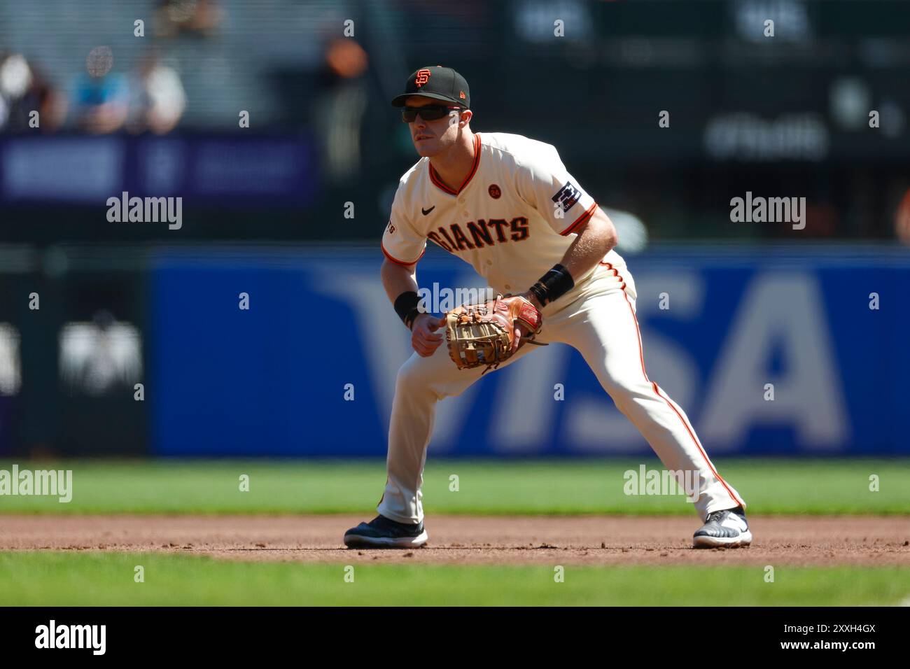 Mark Canha #16 der San Francisco Giants in einer defensiven Haltung während eines Spiels gegen die Chicago White Sox im Oracle Park am 21. August 2024 in San Stockfoto