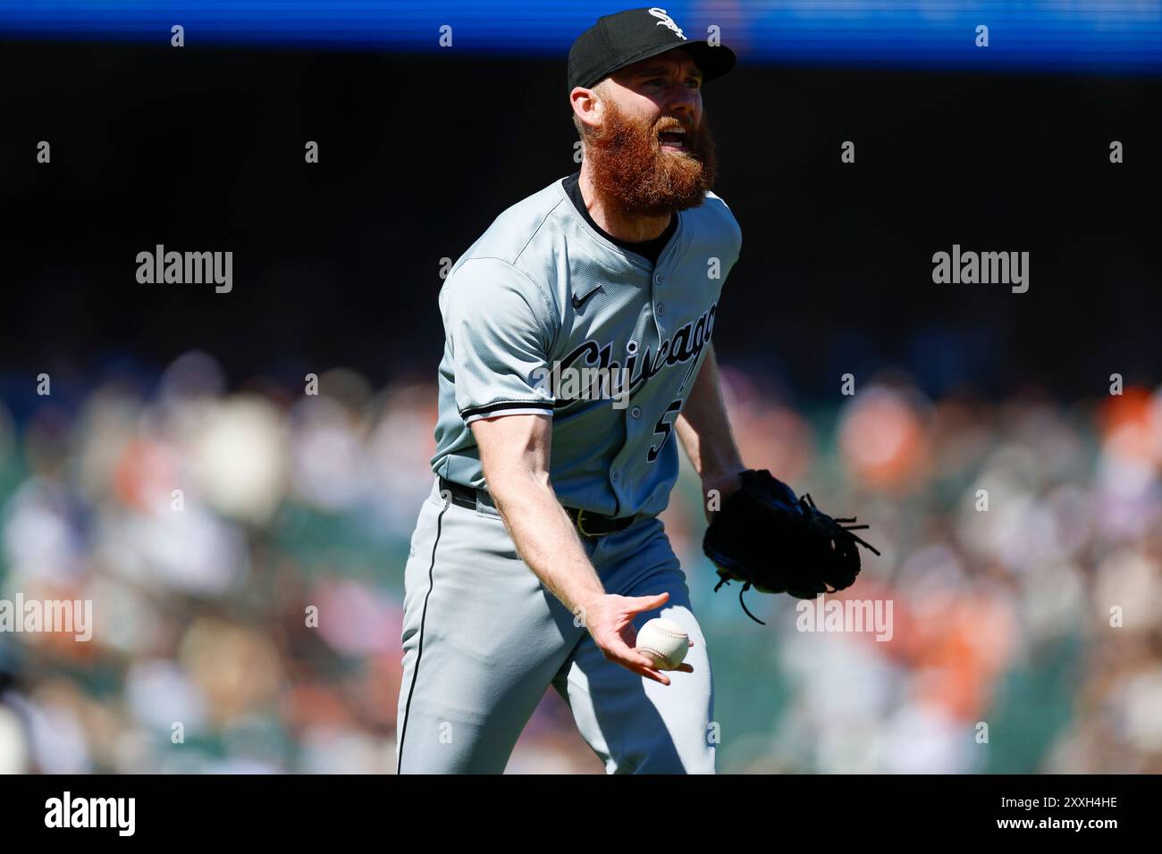 John Brebbia #59 von den Chicago White Sox schlägt den Ball zur ersten Basis um, um sich während eines Spiels gegen die San Francisco Giants im Oracle Park am August auszusetzen Stockfoto