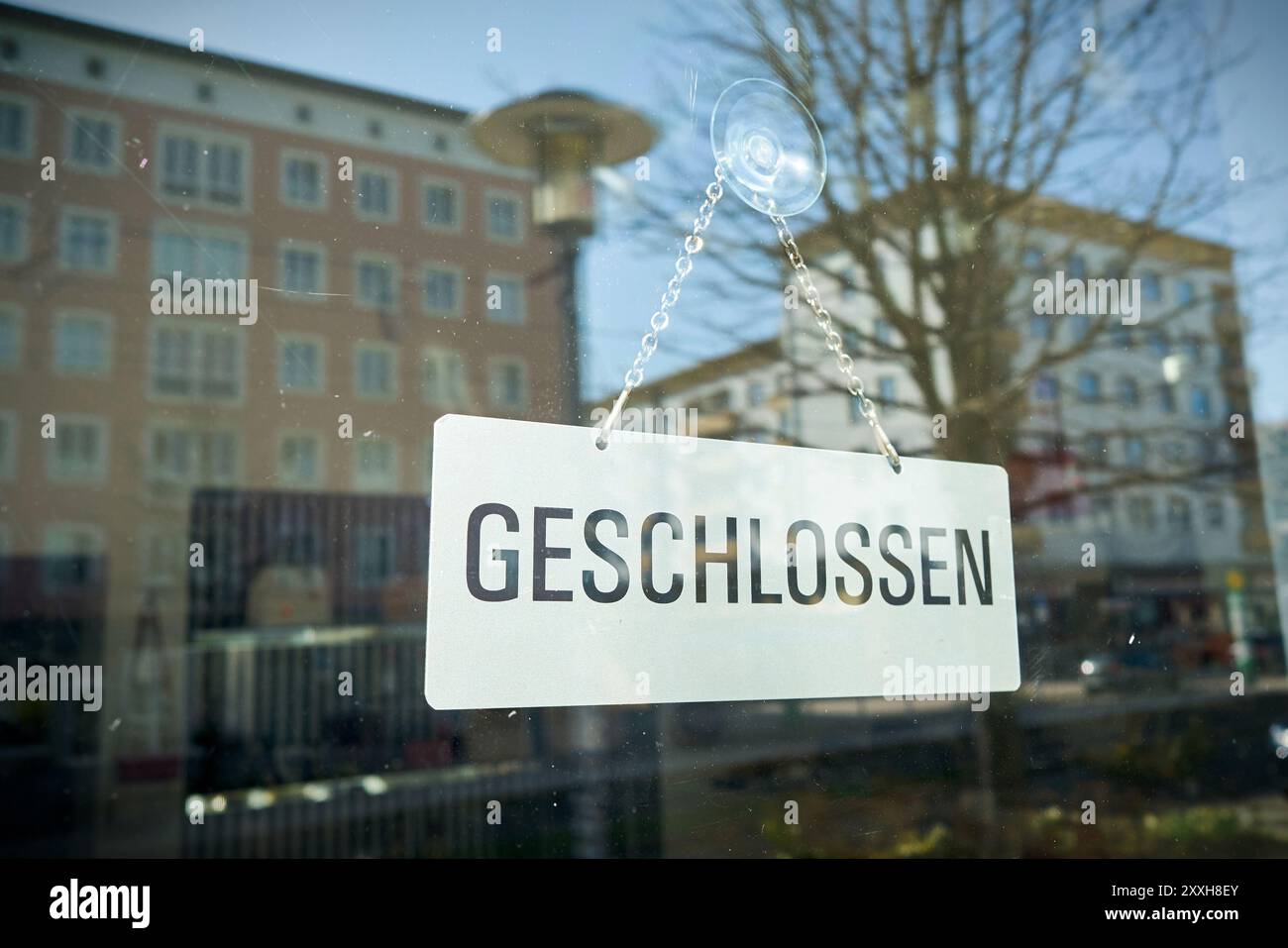 Ein Schild mit der Aufschrift geschlossen am Schaufenster eines Ladens Stockfoto