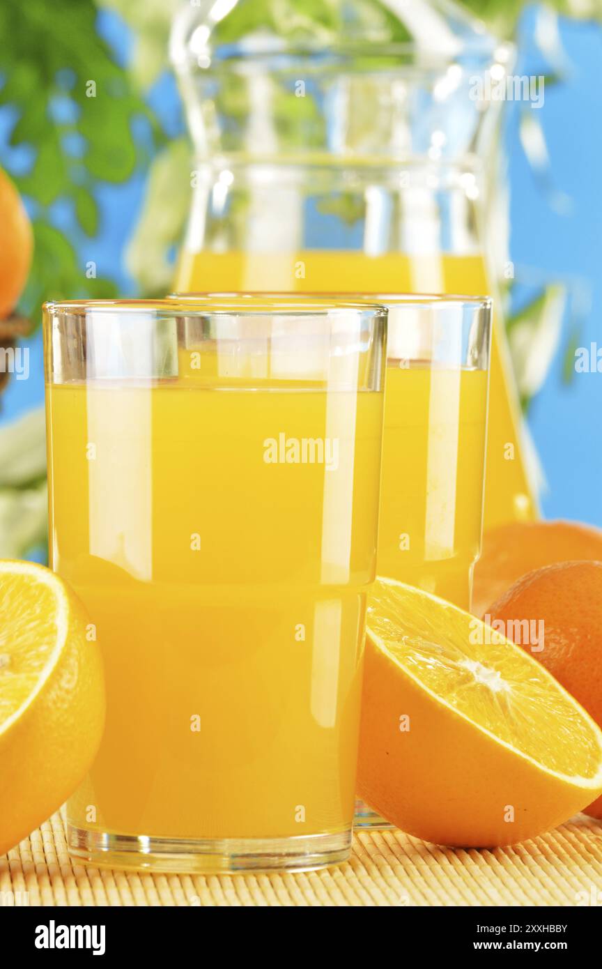 Komposition mit zwei Gläser Orangensaft und Obst Stockfoto