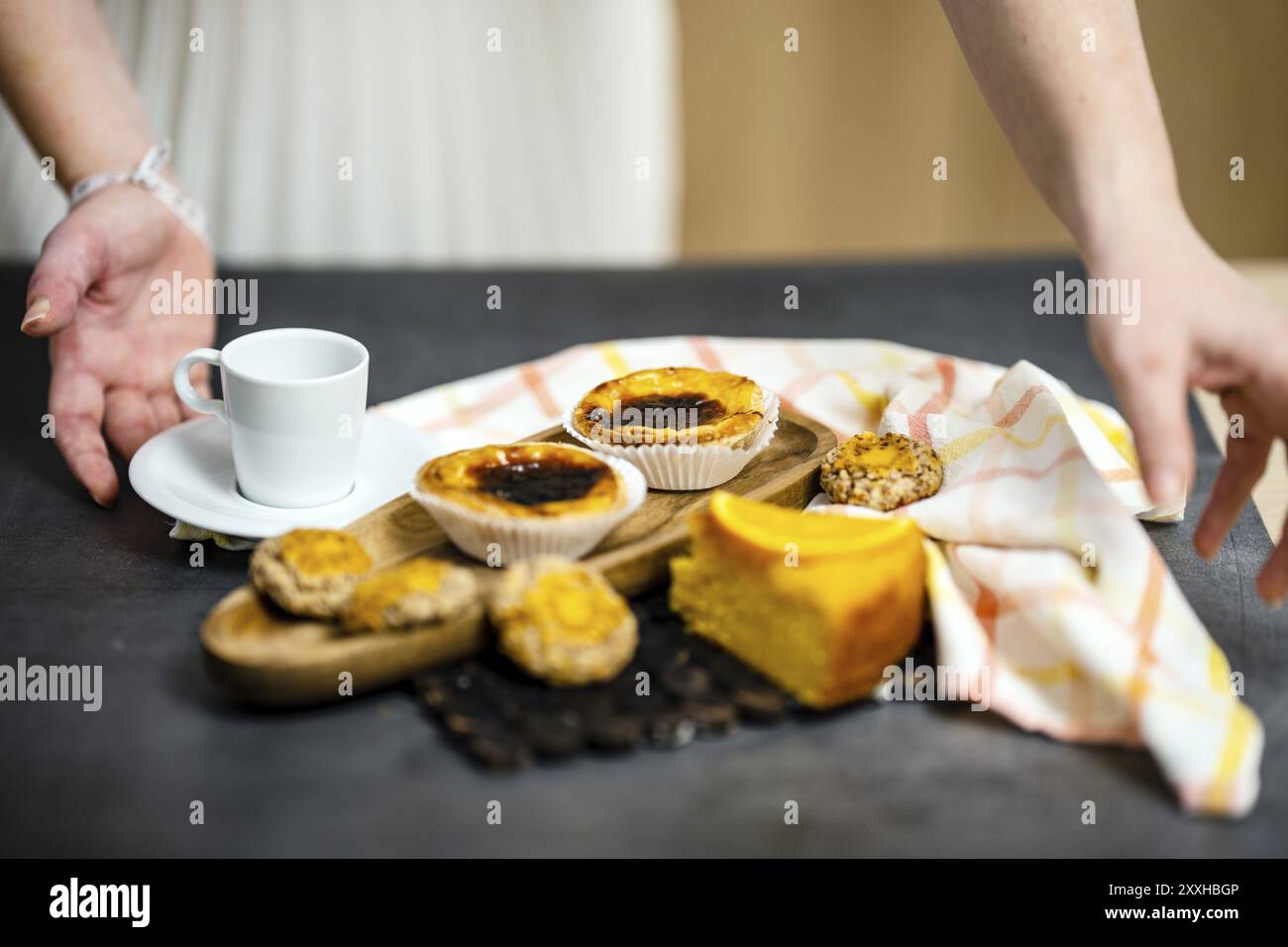 Traditionelle portugiesische Süßigkeiten mit Schwerpunkt auf dem berühmten Pastel de Nata, Faro, Portugal, Europa Stockfoto