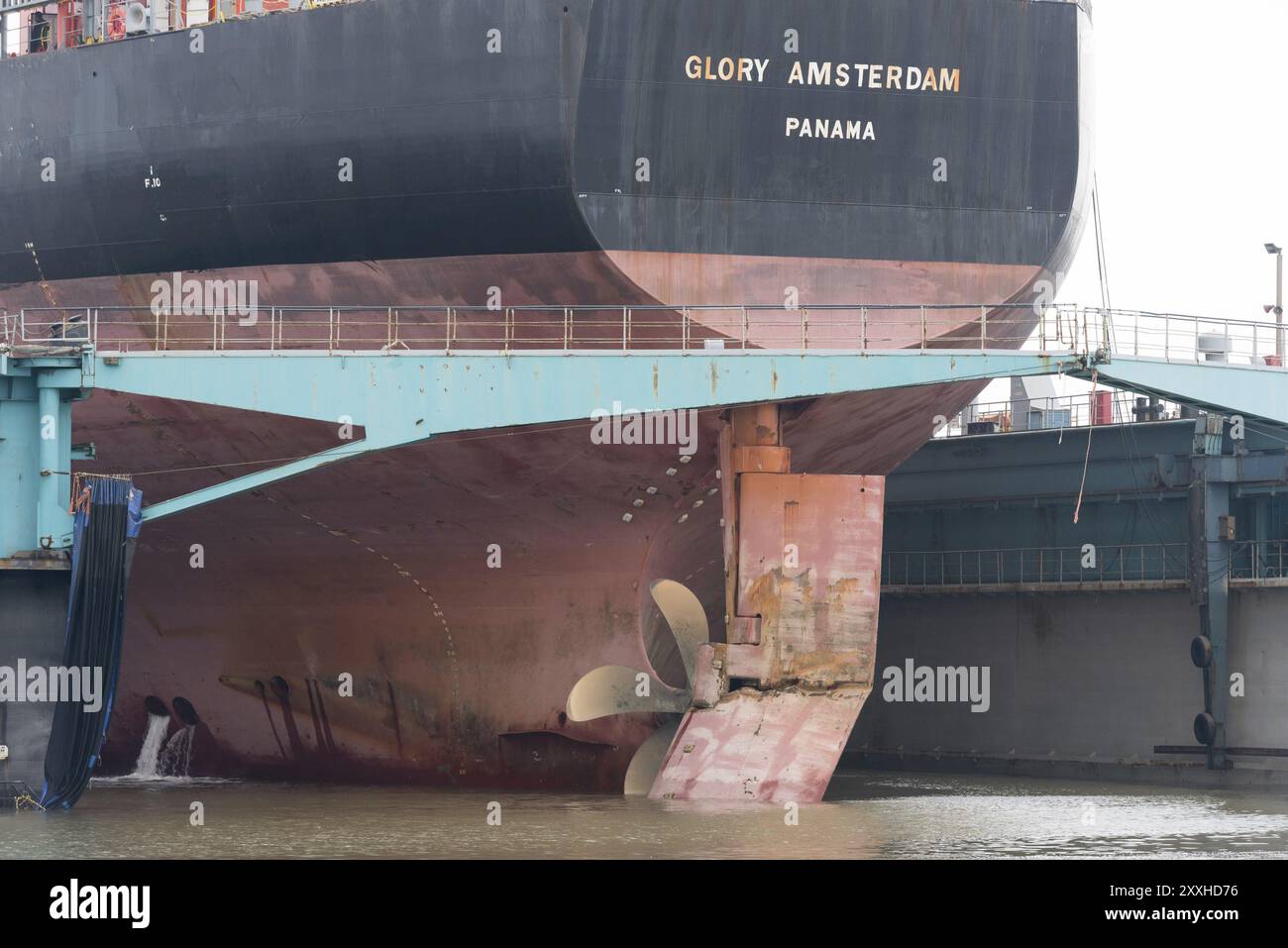 Frachtschiff Glory Amsterdam im Trockendock der Lloyd Werft nach einem Unfall. Schiff Glory Amsterdam im Trockendock der Lloyd Werft Stockfoto