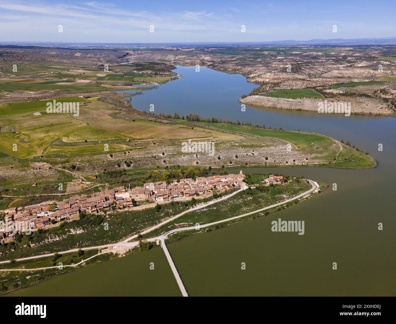 Ein weites Luftbild zeigt eine gewundene Flusslandschaft mit einem Dorf und grünen Hügeln, Luftsicht, Maderuelo, Rio Riaza, Fluss Riaza, Embalse de Linares Stockfoto