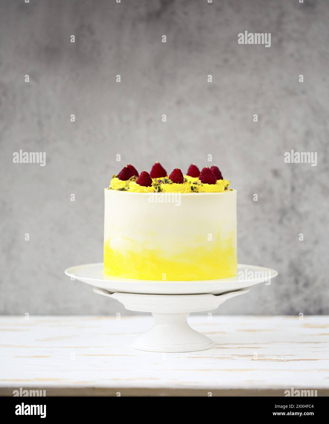 Schöne happy birthday cake mit Mascarpone mit Himbeere, Pistazie und Kerzen Stockfoto