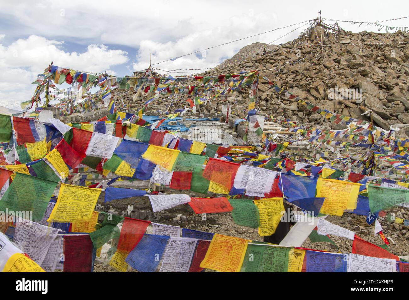 Tibetische Gebetsfahnen auf dem Khardung-La-Pass in Ladakh, Indien, Asien Stockfoto