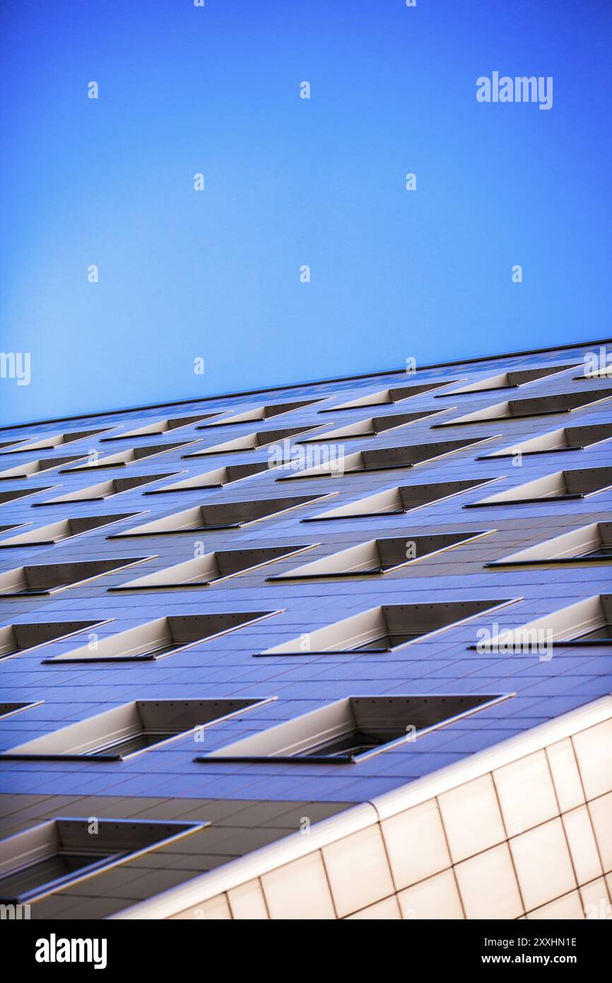 Modernes Gebäude mit einer gefliesten Fassade Stockfoto