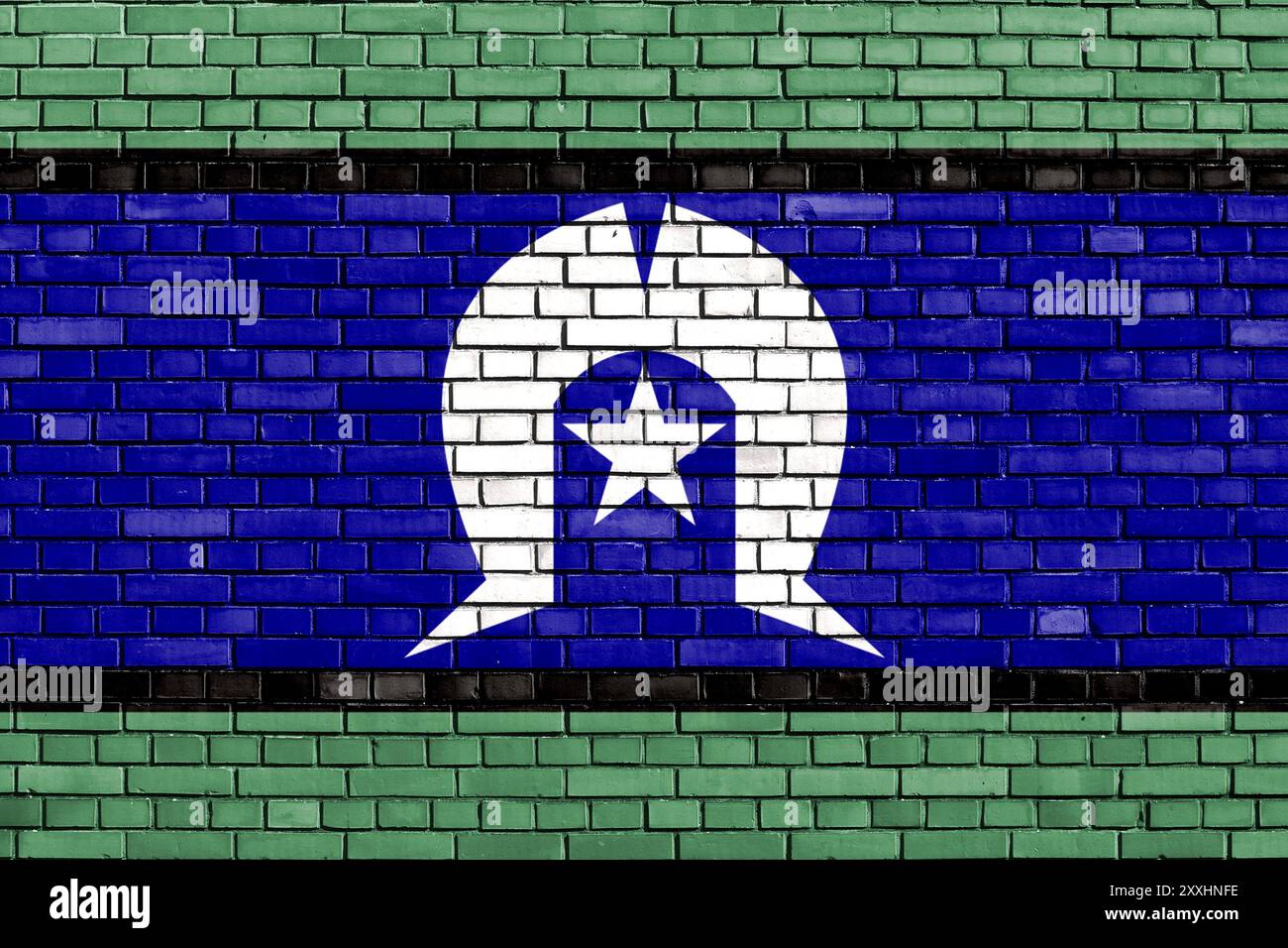 Die Flagge der Torres Strait Islanders ist auf einer Ziegelwand gemalt Stockfoto