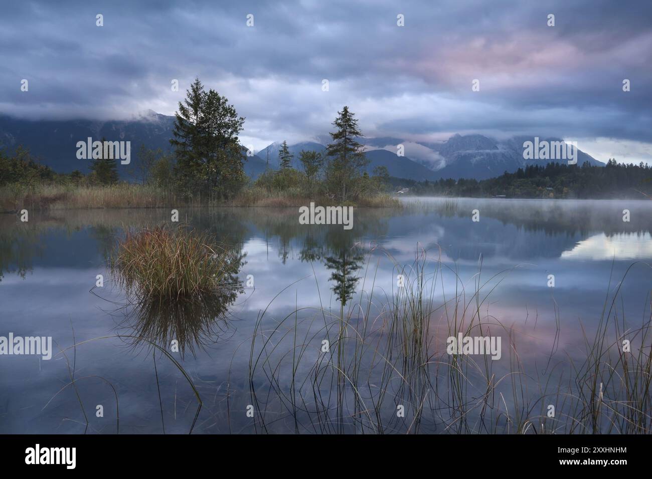 Regnerischer Sonnenaufgang über dem Barmsee in den Alpen, Bayern, Deutschland, Europa Stockfoto