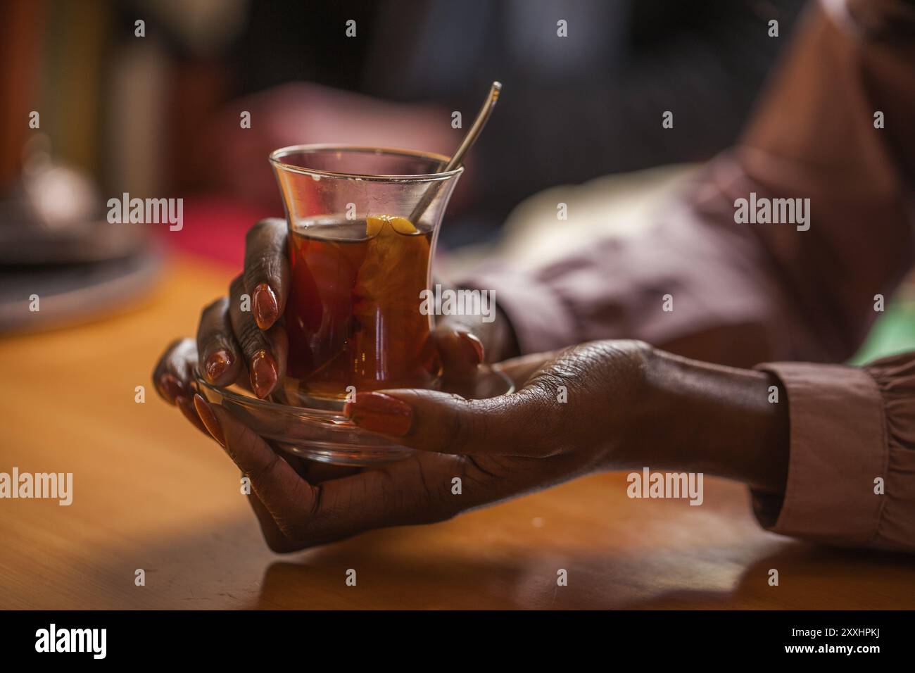 Frau hält Glas mit türkischem Tee Stockfoto