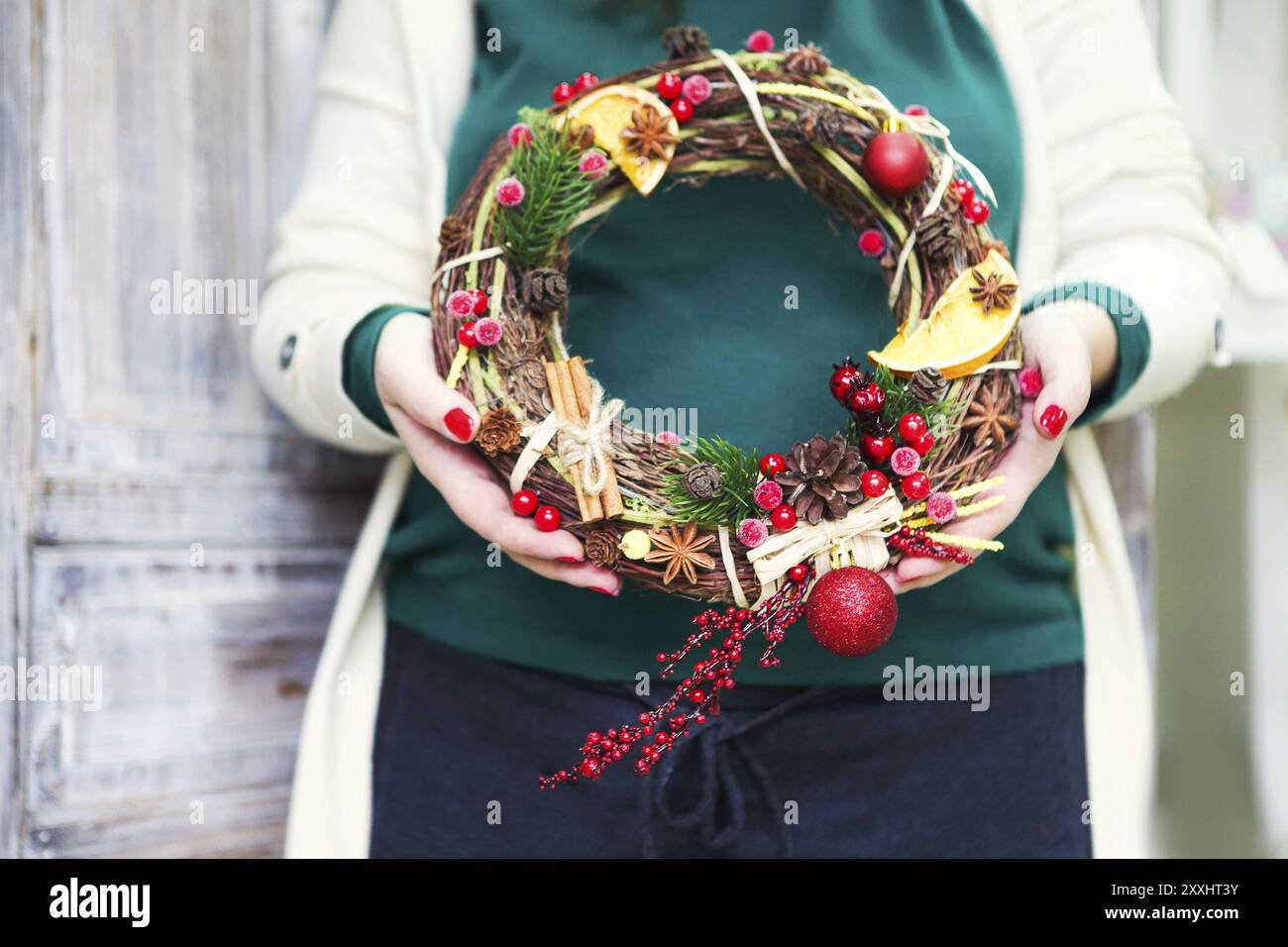 Weihnachten handgefertigte Kranz in jungen womans Hände. Winterurlaub feier Konzept Stockfoto