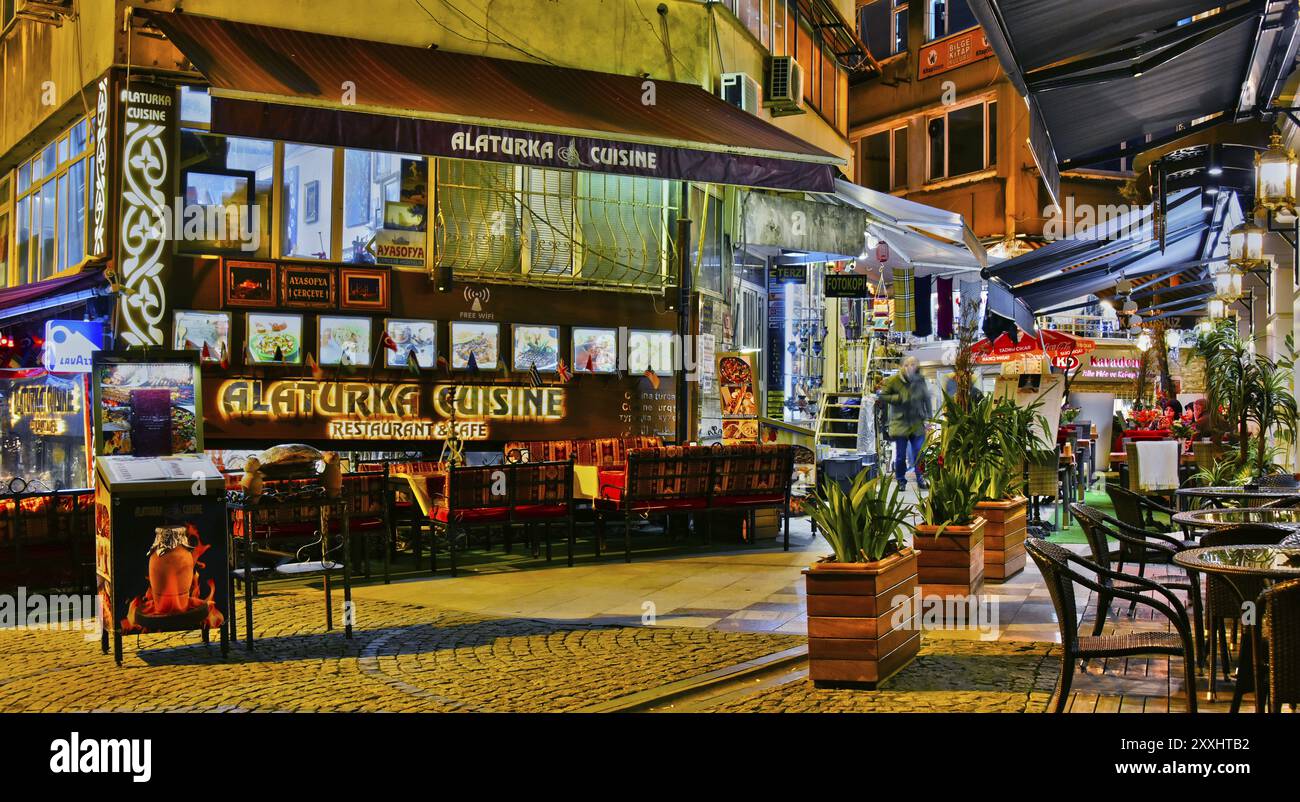 ISTANBUL, TÜRKEI, 24. April 2017: Restaurants sind eine großartige touristische Attraktion und ein wichtiger Teil des Nachtlebens in der Nachbarschaft von Sultan Ahmed Mo Stockfoto ISTANBUL, TÜRKEI, 24. April 2017: Restaurants sind eine großartige touristische Attraktion und ein wichtiger Teil des Nachtlebens in der Nachbarschaft von Sultan Ahmed Mo Stockfoto