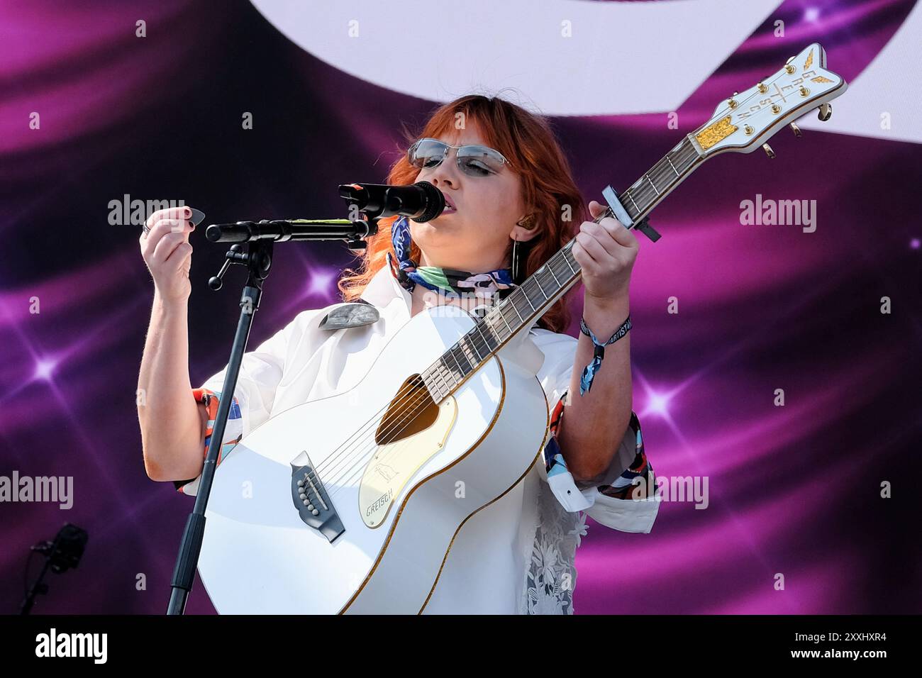 Southsea, Großbritannien. August 2024. Die irische Sängerin, Songwriterin und Musikerin Ciara Mary-Alice Thompson, auch bekannt als CMAT, tritt live auf der Bühne des Victorious Festivals auf. Quelle: SOPA Images Limited/Alamy Live News Stockfoto