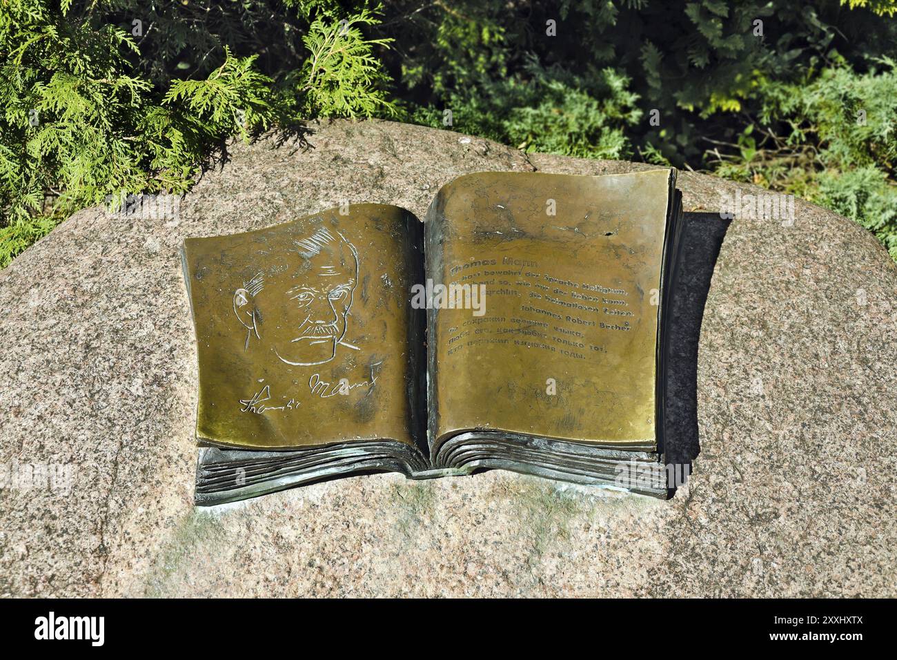 Denkmal für Thomas Mann in Form eines offenen Buches. Svetlogorsk (bis 1946 Rauschen), Oblast Kaliningrad, Russland, Europa Stockfoto