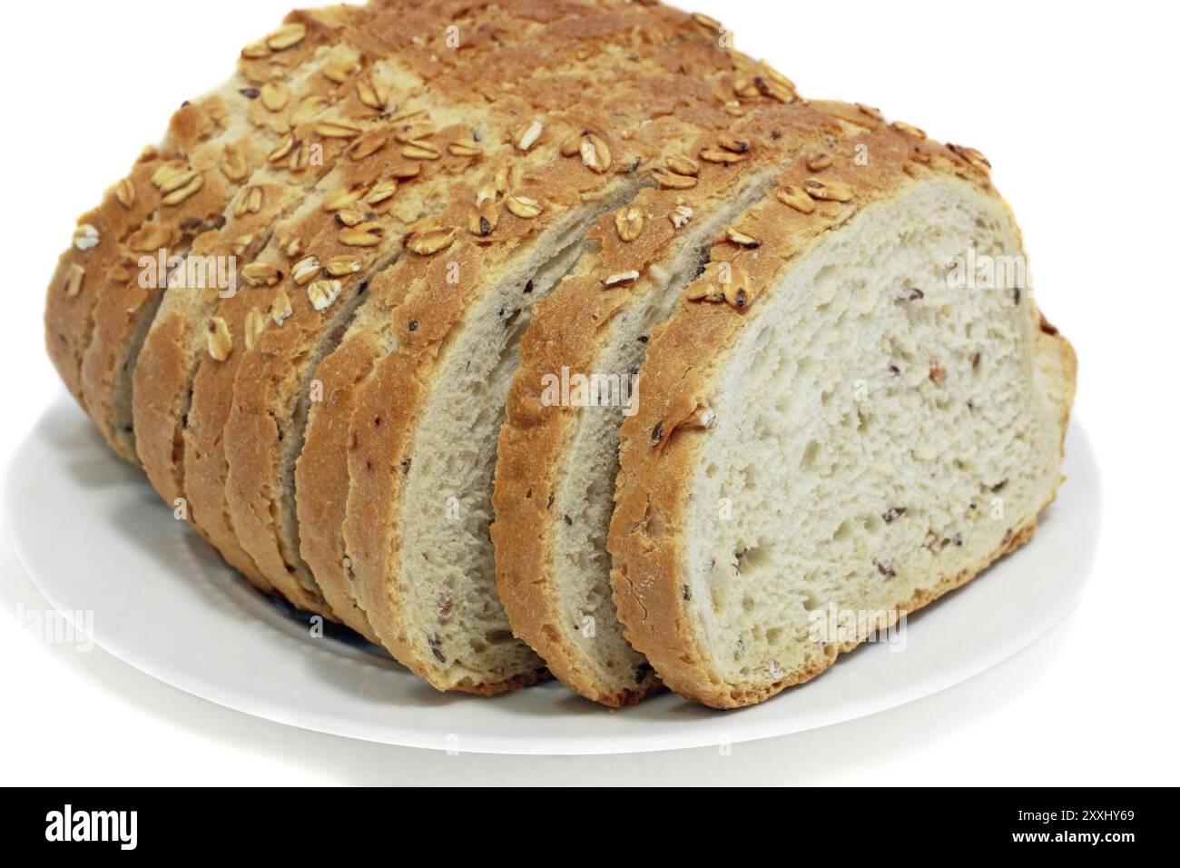 Schneiden Sie Brot auf der Platte isoliert auf weißem Hintergrund Stockfoto