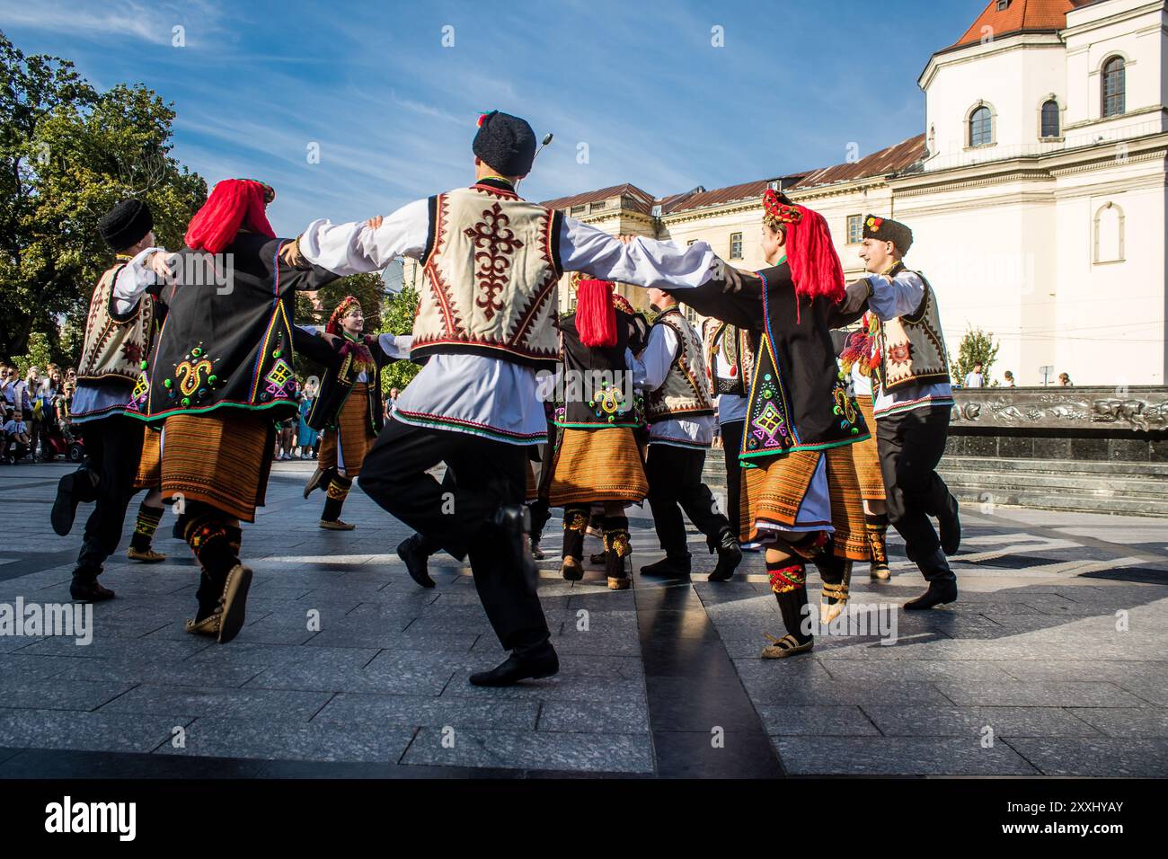 Lemberg, Ukraine, 24. August 2024 Eine Gruppe von Tänzern in traditionellen ukrainischen Outfits nimmt an einer Musik- und Tanzvorstellung im zentrum der Stadt Lemberg Teil Stockfoto