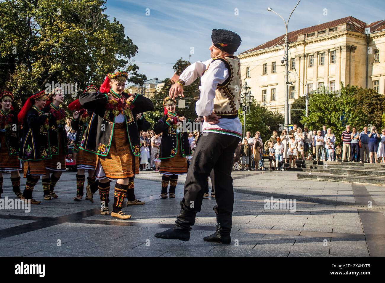 Lemberg, Ukraine, 24. August 2024 Eine Gruppe von Tänzern in traditionellen ukrainischen Outfits nimmt an einer Musik- und Tanzvorstellung im zentrum der Stadt Lemberg Teil Stockfoto