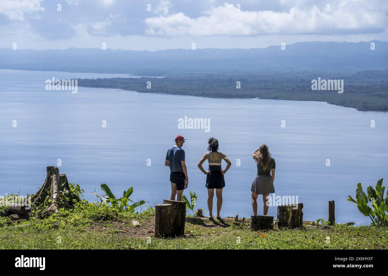 Drei Touristen blicken auf den Südpazifik und den Regenwald, die Halbinsel Osa, die Provinz Punterenas, Costa Rica, Mittelamerika Stockfoto