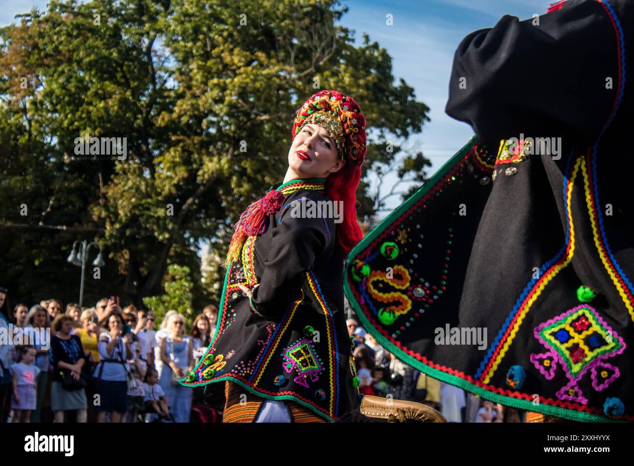 Lemberg, Ukraine, 24. August 2024 Eine Gruppe von Tänzern in traditionellen ukrainischen Outfits nimmt an einer Musik- und Tanzvorstellung im zentrum der Stadt Lemberg Teil Stockfoto